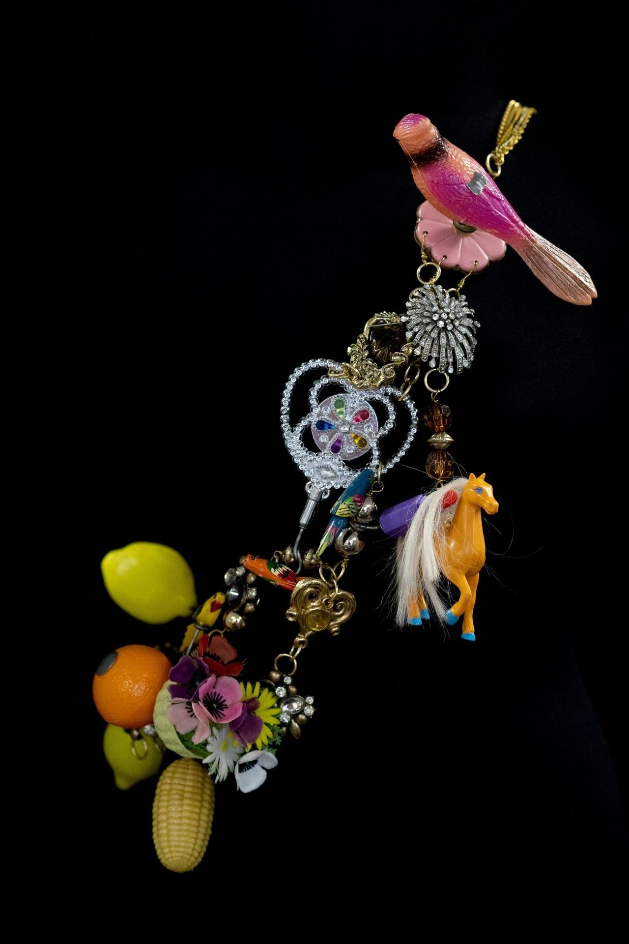 Marie MORATO 水果鸡尾酒 "珠宝

用50年代的塑料元素和水钻珠宝制成的蟒蛇。