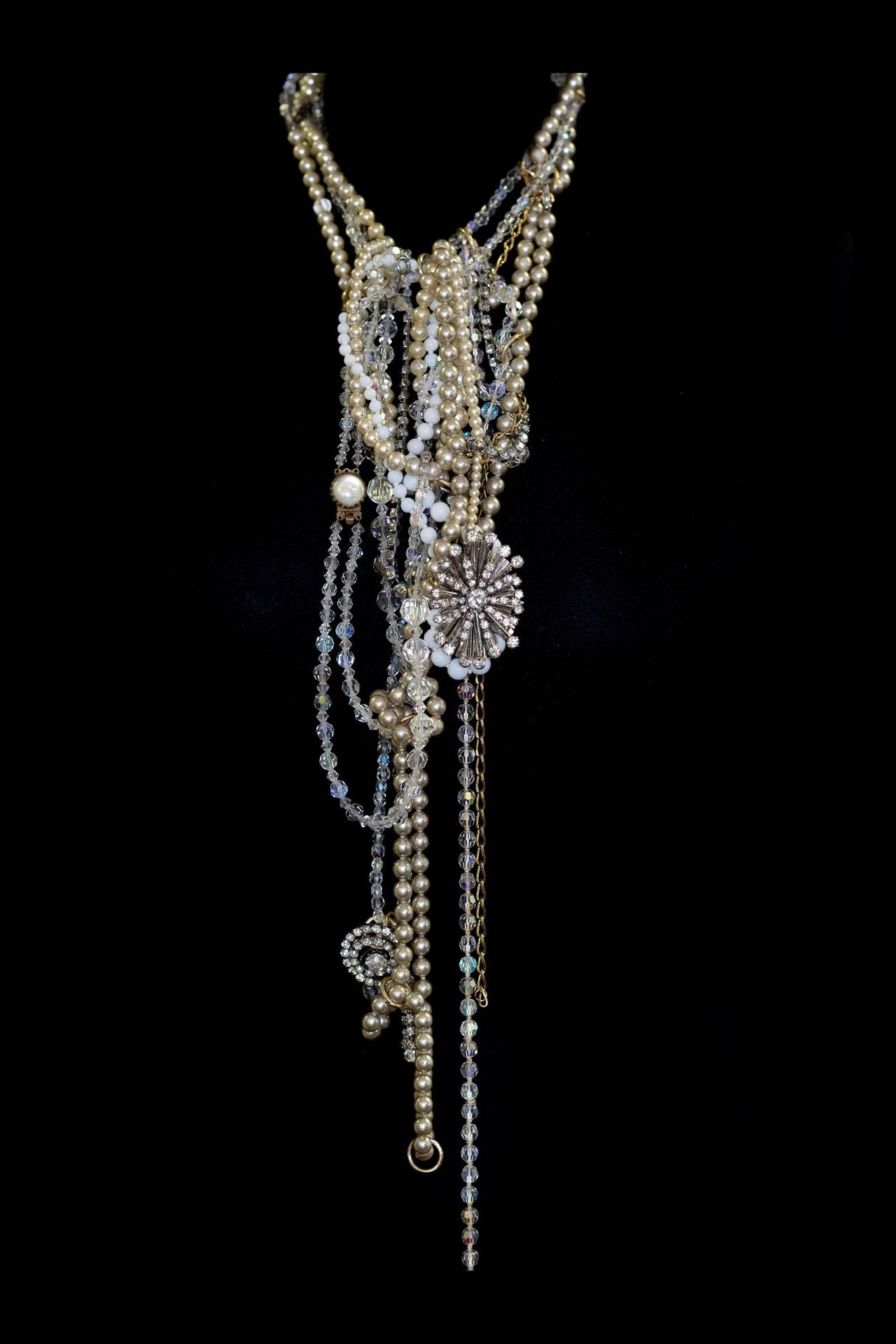 Marie MORATO 项链 "珠宝盒

由塑料珠子、玻璃和水钻组成的多排项链。