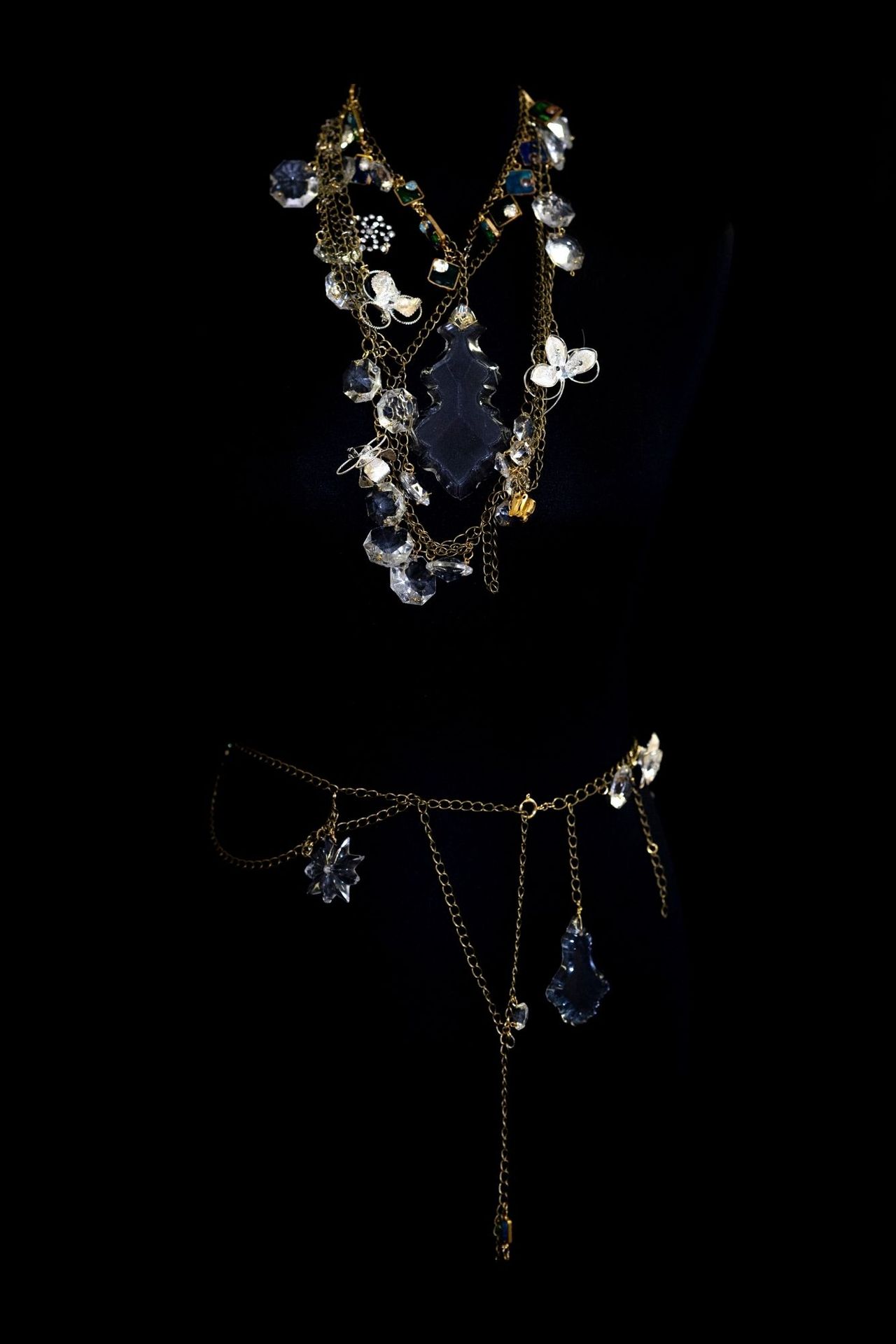 Bijoux de corps "Lumière" 由两部分组成的项链，白色和蓝色的花珠和吊坠。