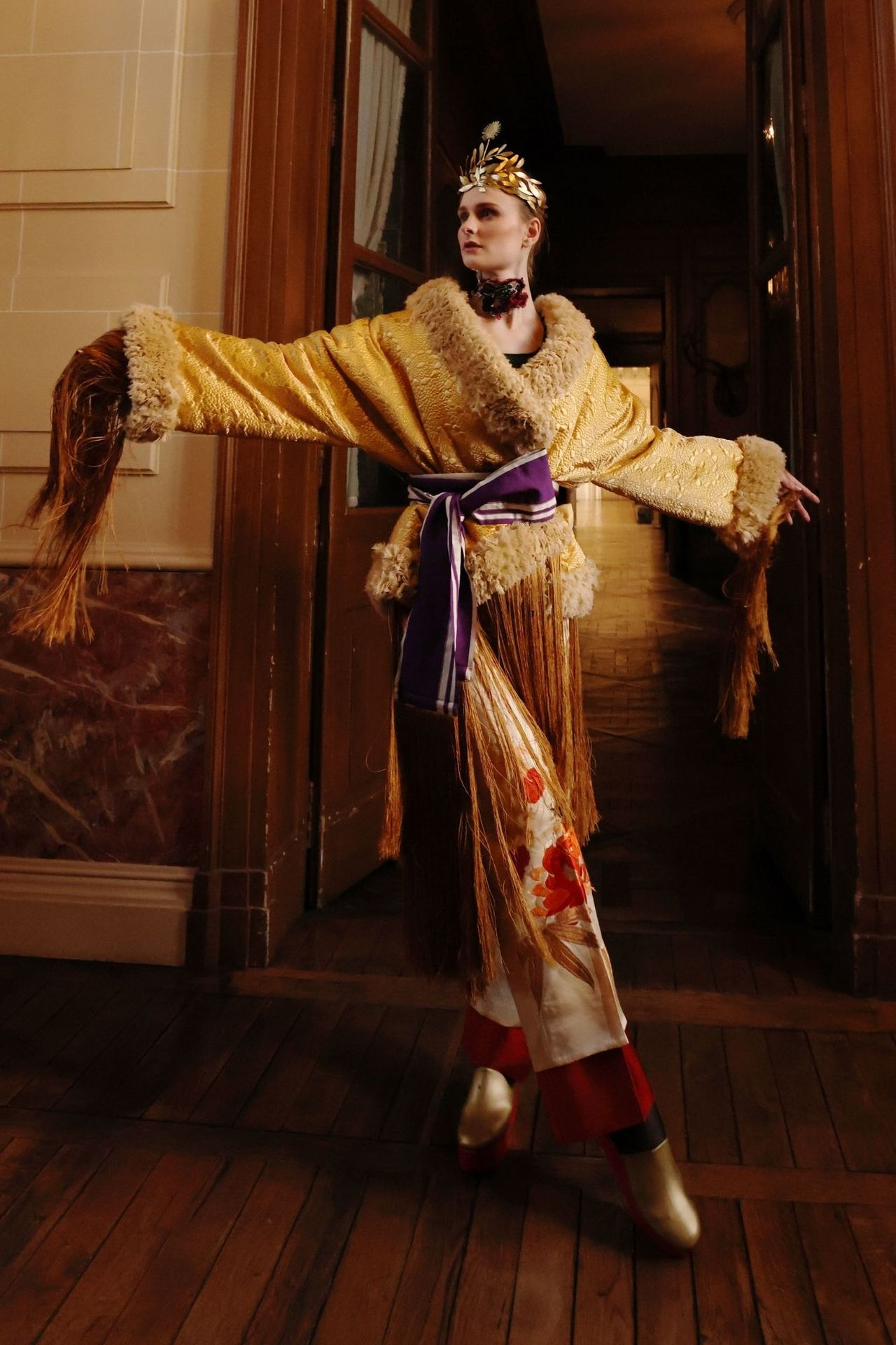 Ensemble "Madame Butterfly" 蝴蝶夫人 "套装：金色的丝质褶皱和服，内衬是绣有长丝流苏的复古披肩，系有腰带。这套衣服是对一件复古晚礼服&hellip;