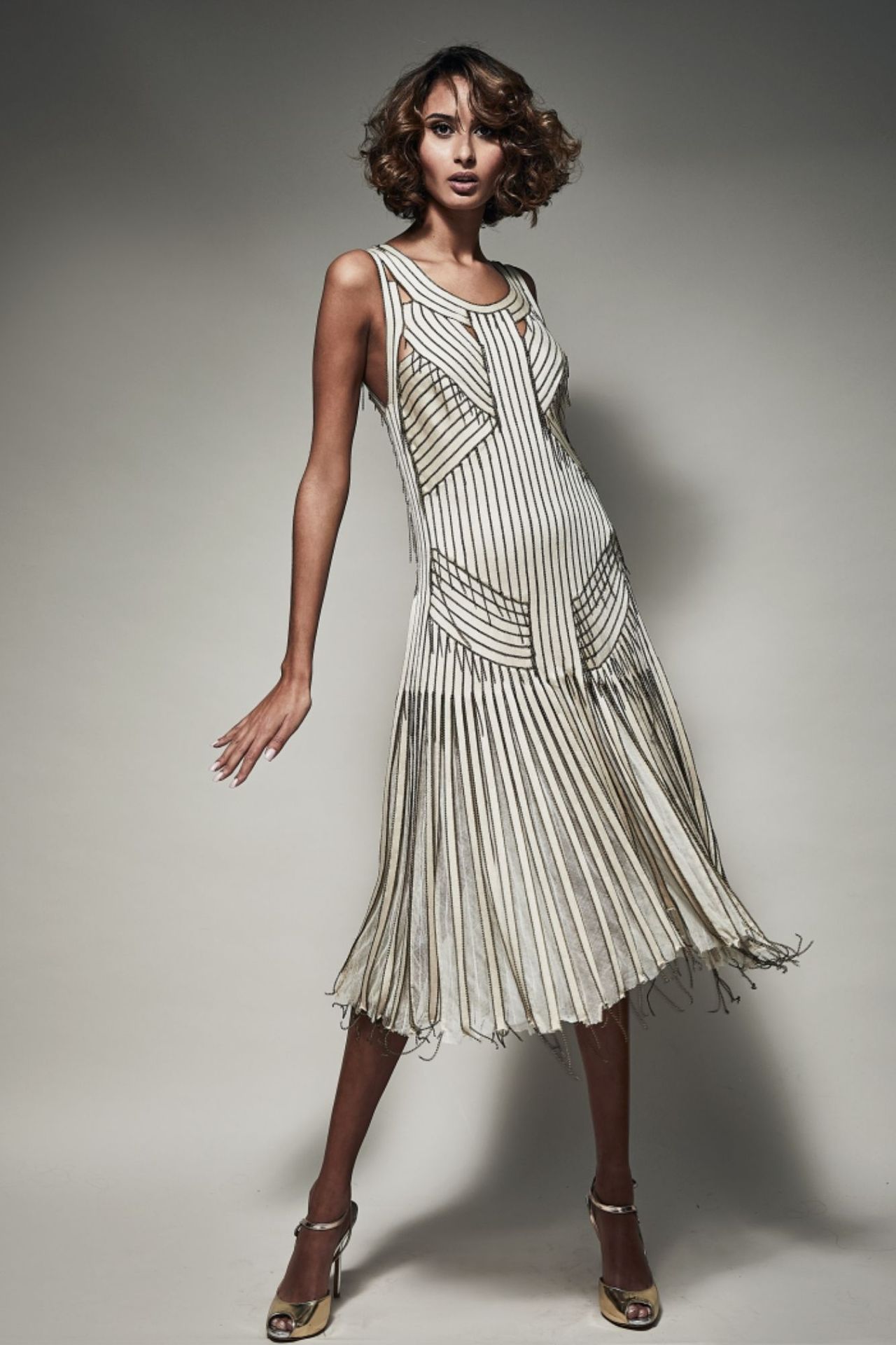 Robe "Georgette" 
乔其纱 "连衣裙：完全由镶嵌工艺制成的丝条复原，由复原链逐一连接。裙子采用回收的丝绸薄纱。 

T.38