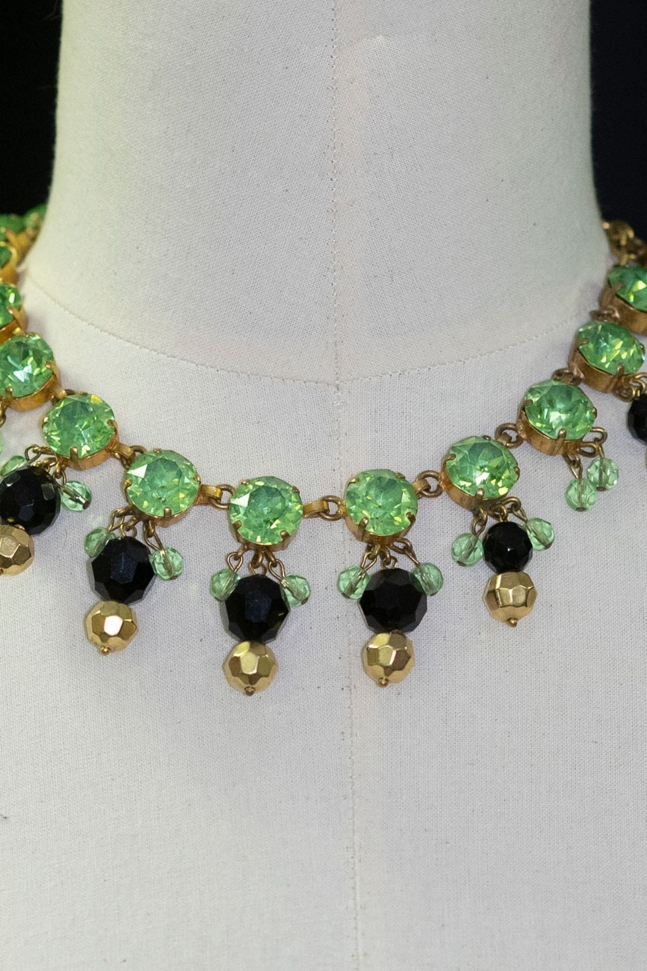 COLLIER "PRINCESSE" 用绿色水钻和黑色和金色的巴洛克珍珠装饰的Goossens项链制成的项链。