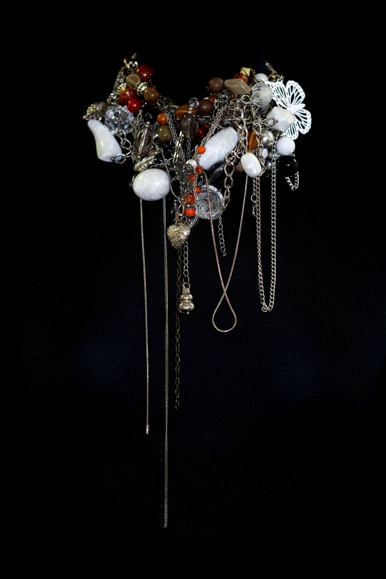 Marie MORATO 宝石 "蓄势待发的蝴蝶

使用玻璃、塑料和镀银金属元素的时尚珠宝。