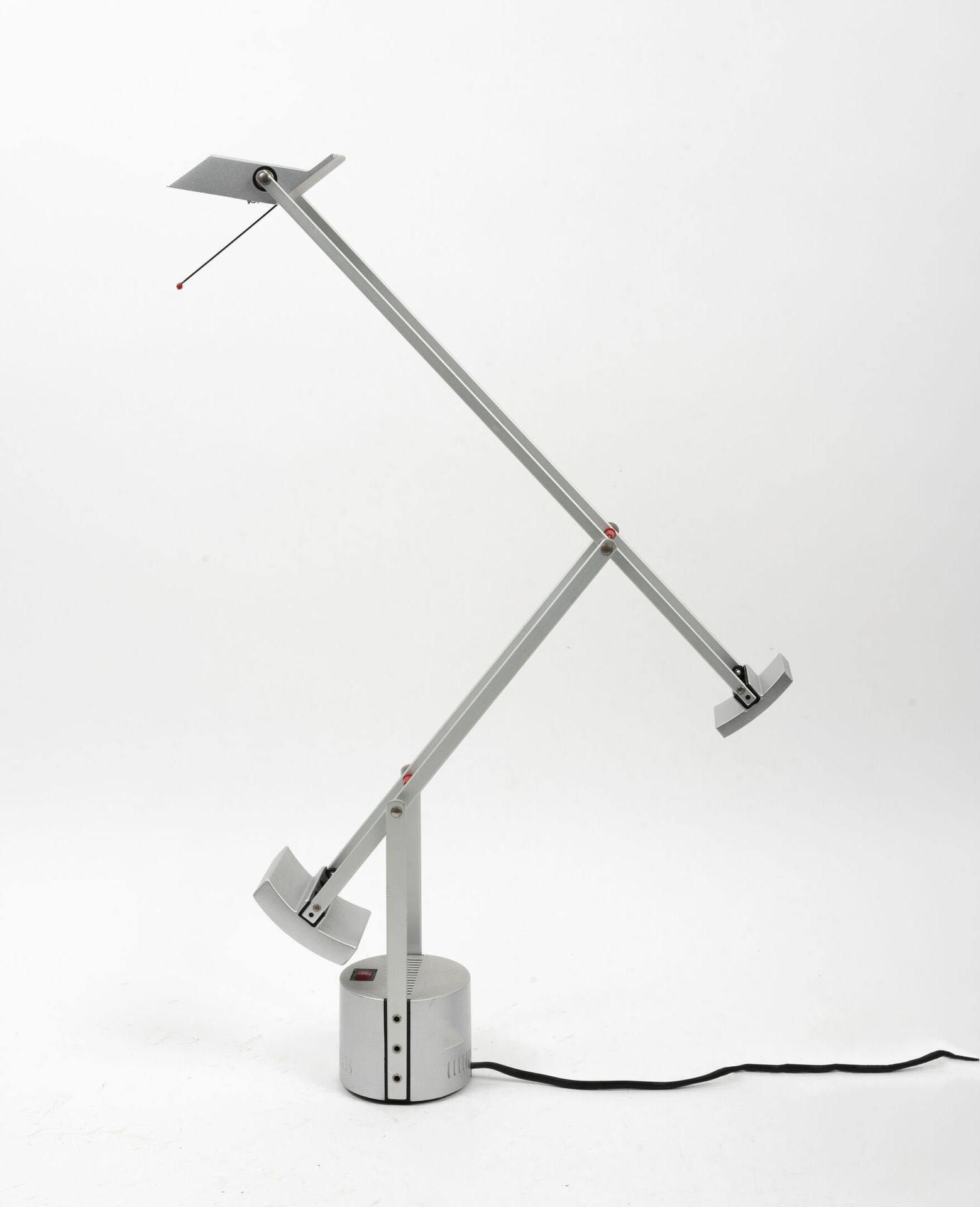Richard SAPPER (1932-2015) 台灯模型Tizio（小模型）。

灰色喷漆铝和灰色塑料。

铰接臂和可调节的头部由配重平衡，可直接调节光线&hellip;