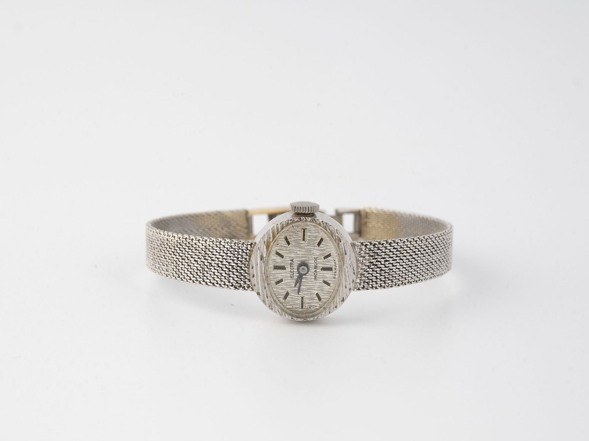 ELECTRA Pequeño reloj de pulsera de señora en oro blanco (750).

Caja ovalada.

&hellip;