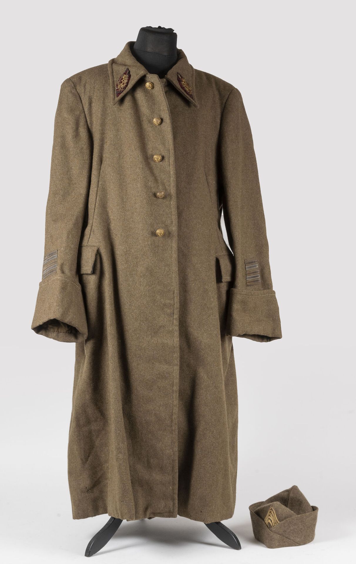 Null 卫生部门中校的外套和上校的警帽。

1940s.