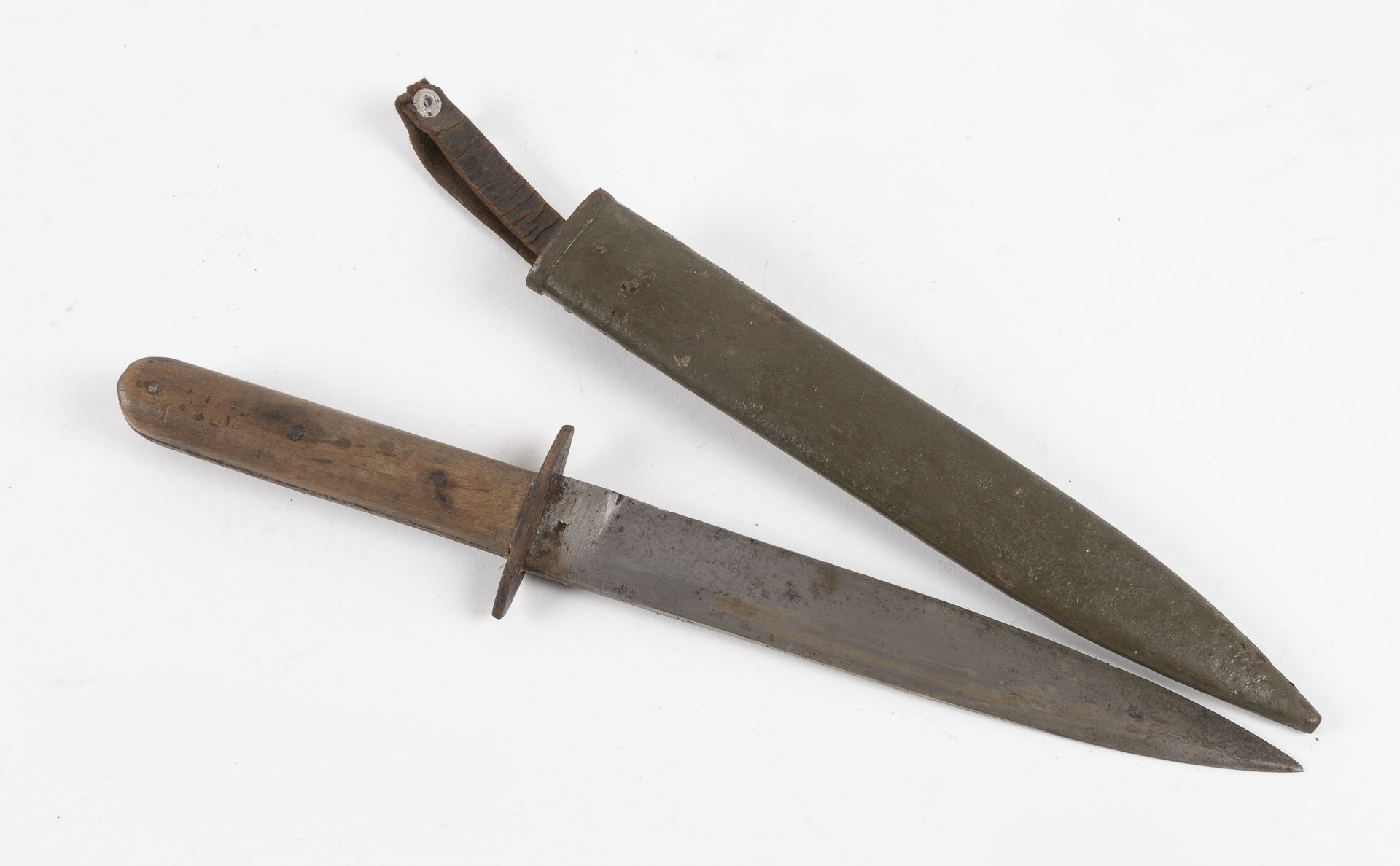 Null 奥地利的战壕刀。

铆接的木质手柄。

绿漆钢制刀鞘和皮制衣架（事故）。

第1届G.M.

状况良好。