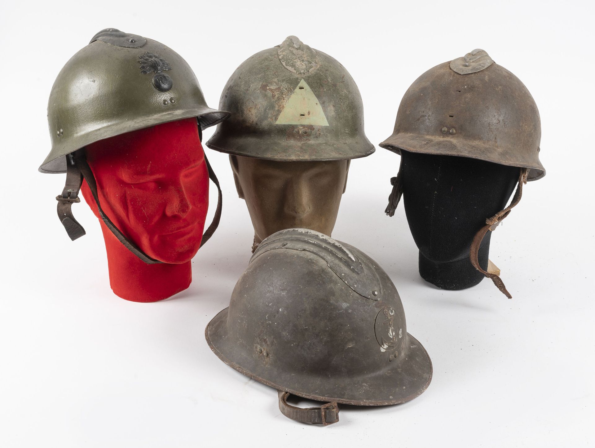 Lot de 4 casques modèle 1926. 
Avec insigne infanterie et infanterie coloniale. &hellip;