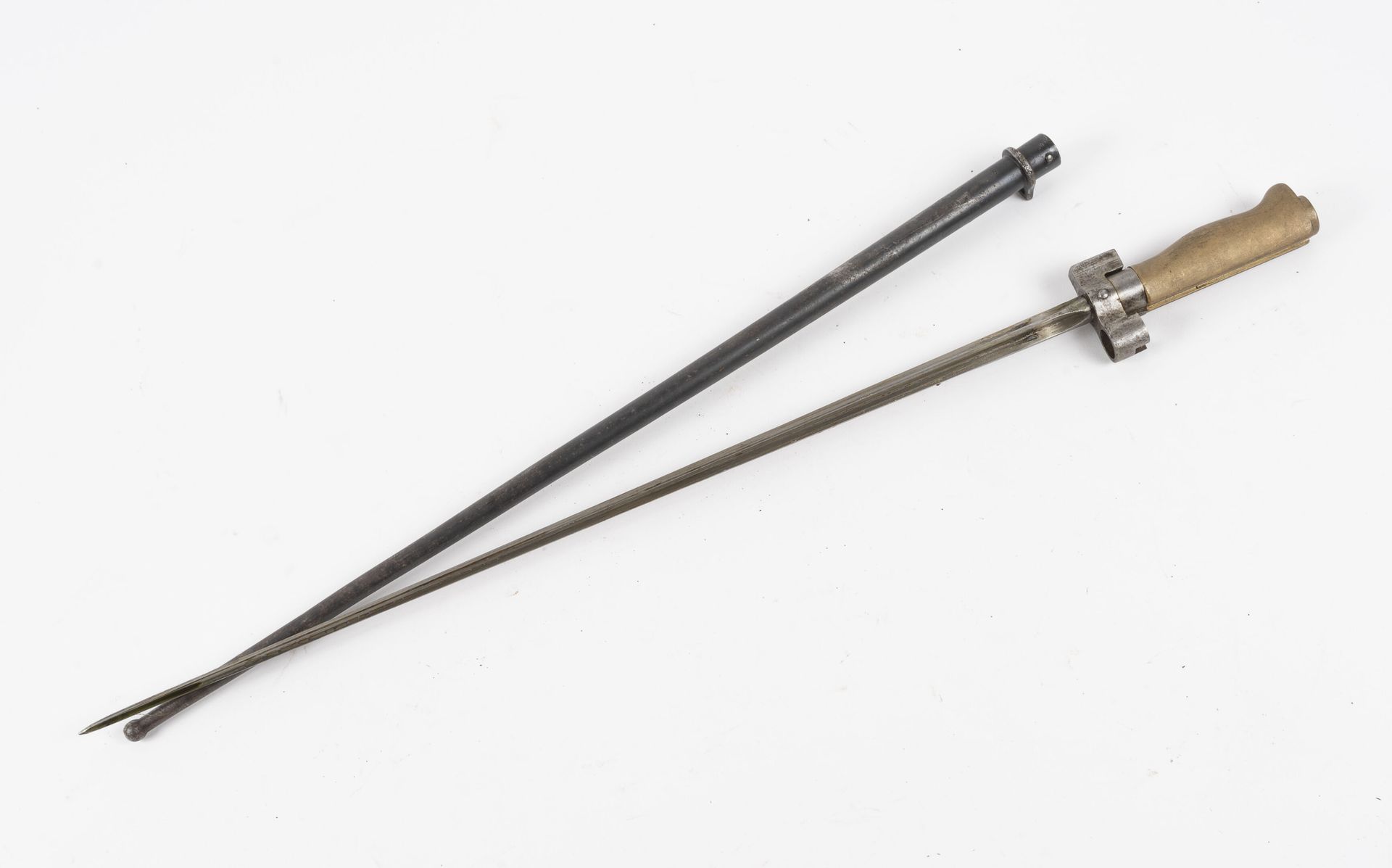 Épée baïonnette modèle 1886-15. 
Poignée en laiton, lame cruciforme. 
Fourreau e&hellip;