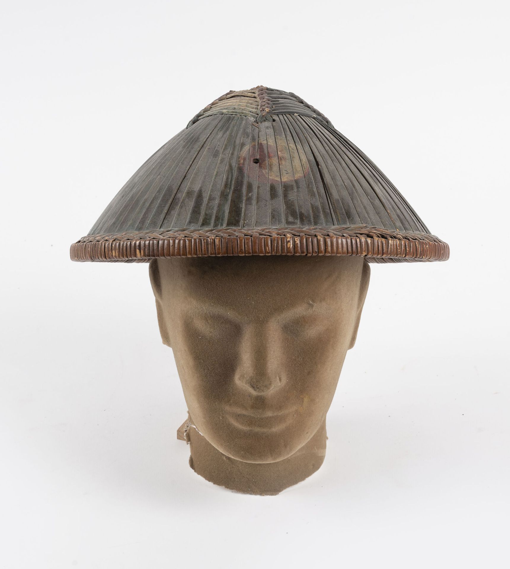 Null 用竹板条制成的韩国头盔，上面画有阴阳标志。

韩国营的纪念品 ?