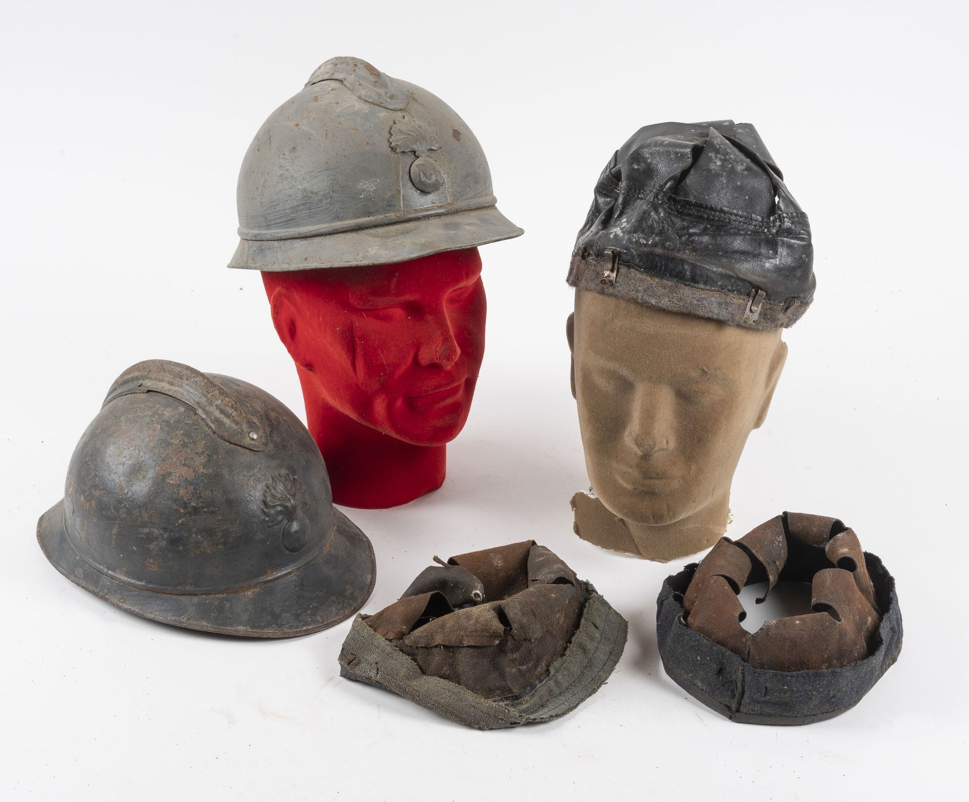 Null 一批2个阿德里安头盔，型号为1915，带有步兵徽章。

-一个有内饰的，但被重新喷漆。

-有一个内部未挂钩的，状况尚可。

氧化和震荡。

附有两个&hellip;