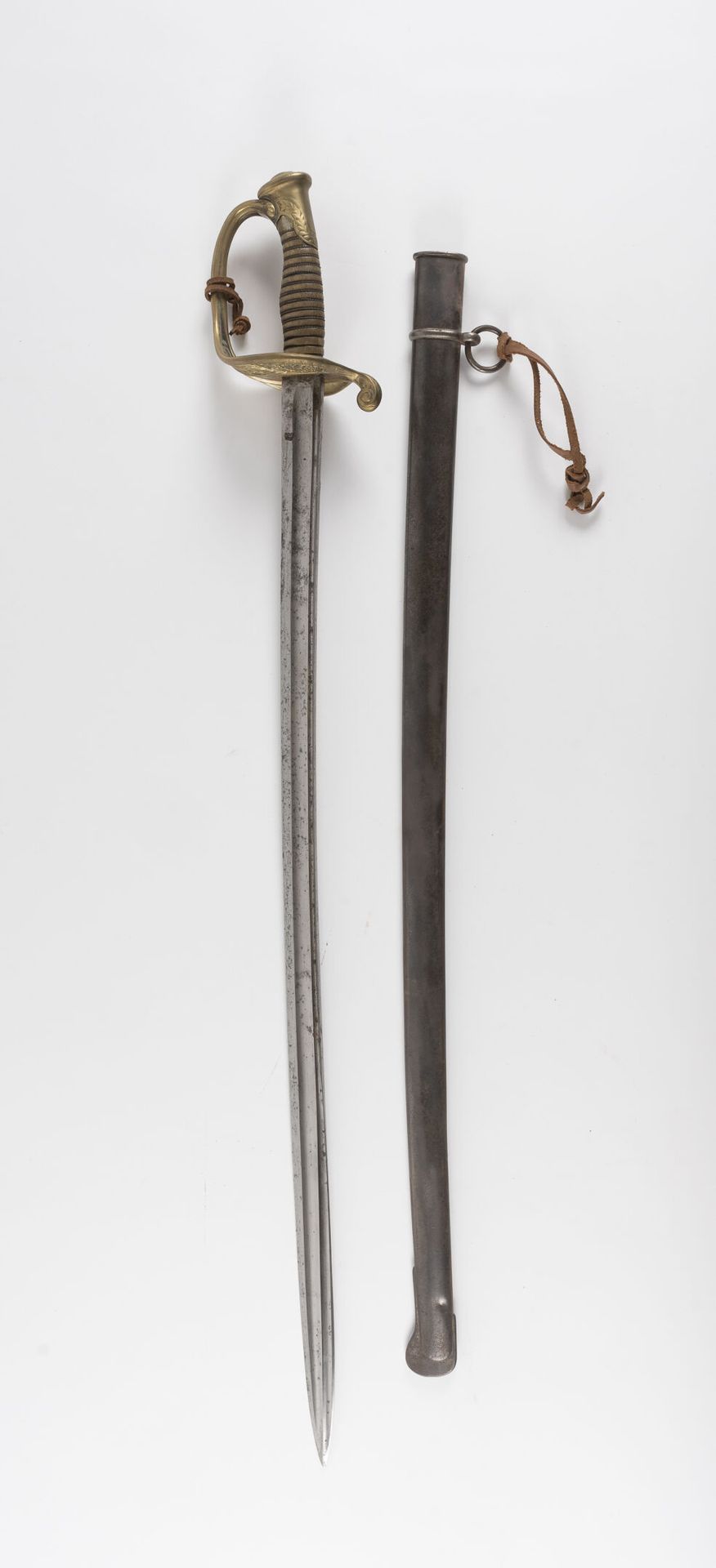 Sabre d'infanterie modèle 1855. 
Poignée en corne avec filigrane (manque). 
Gard&hellip;