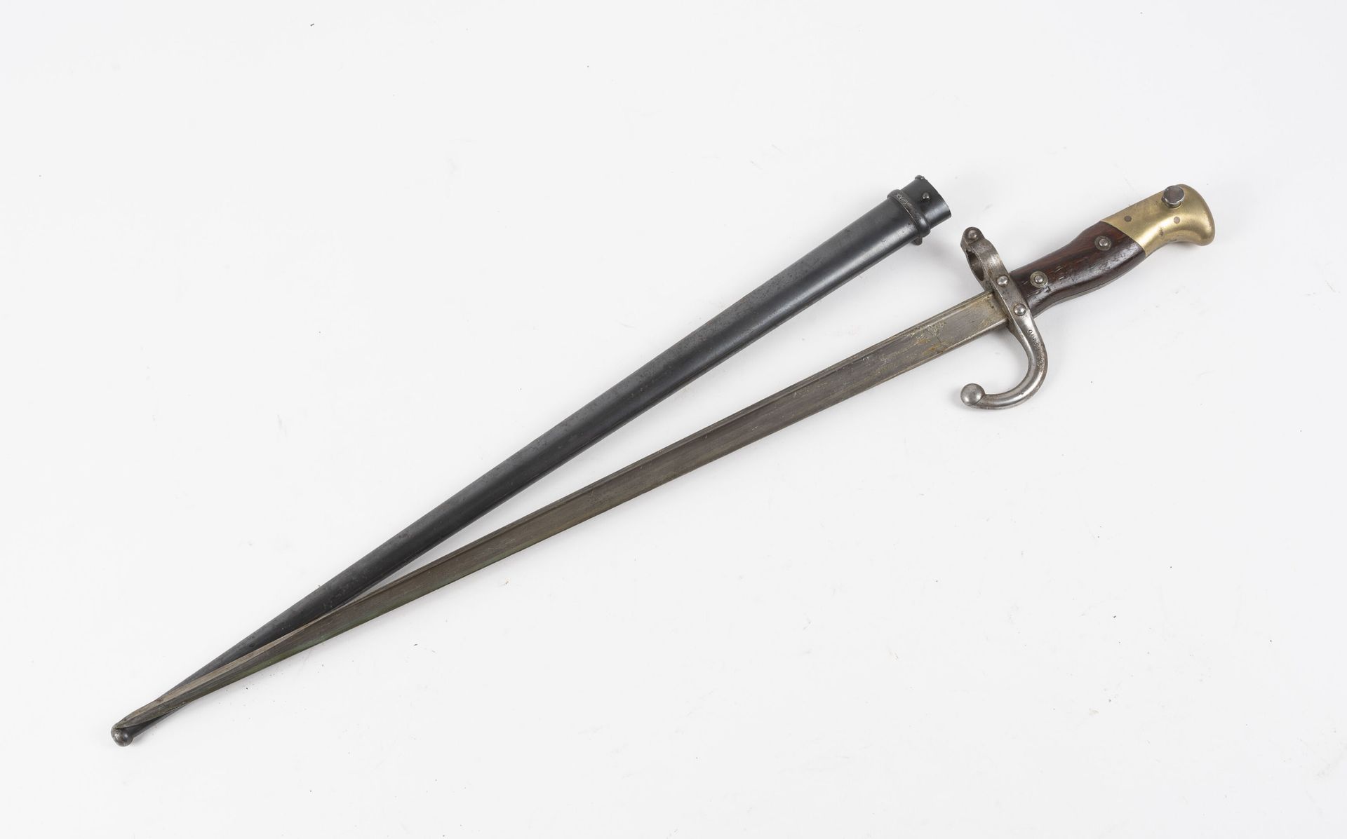 Null 刺刀剑1874型格拉斯。

木质和铜质手柄，刀身背面刻有 "巴黎欧德里1880"。

蓝钢刀鞘。