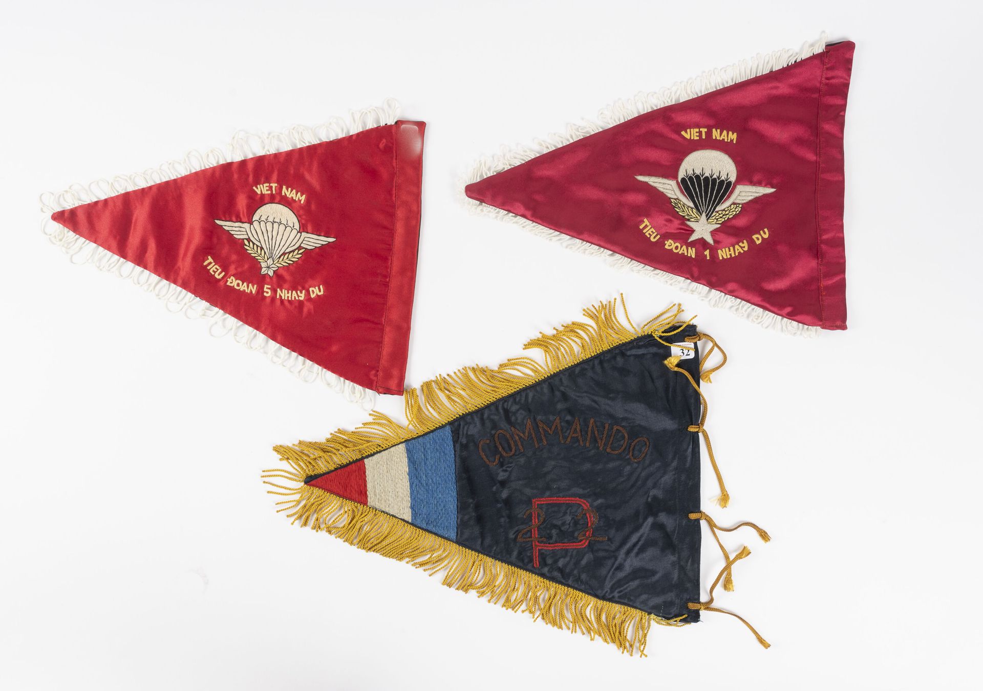 Null Lot of 3 pennants of Indochinese unit: a big model of the Commando P22 and &hellip;