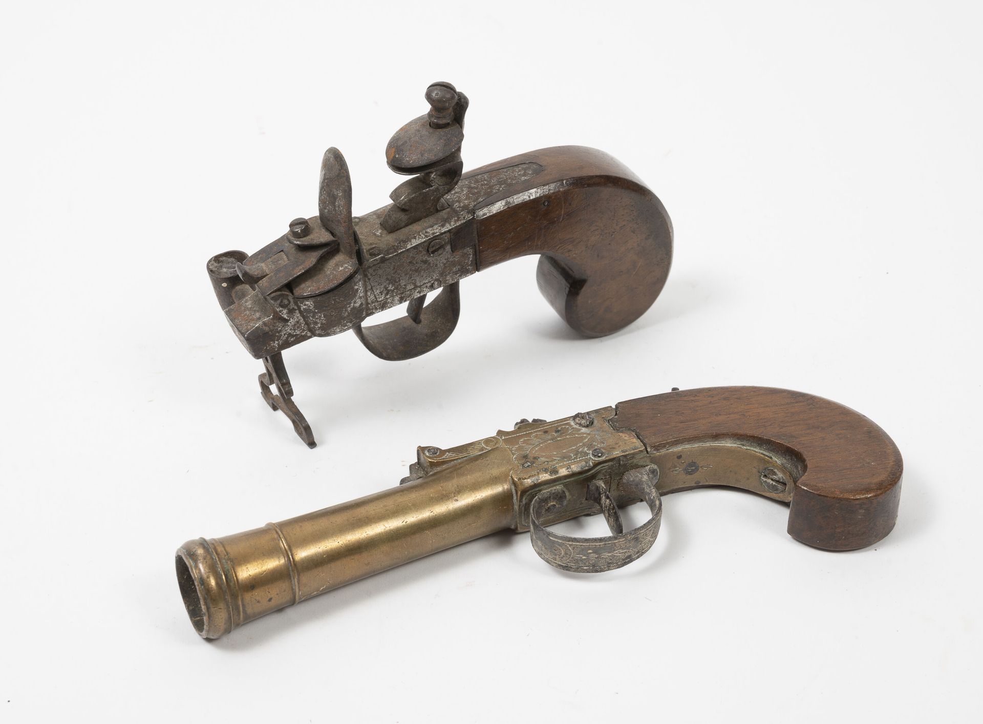 ANGLETERRE (?), début du XIXème siècle 带盒子的海军陆战队手枪。

光滑的铜管，刻有图案。猎犬，带安全刀片。口径18毫米，&hellip;