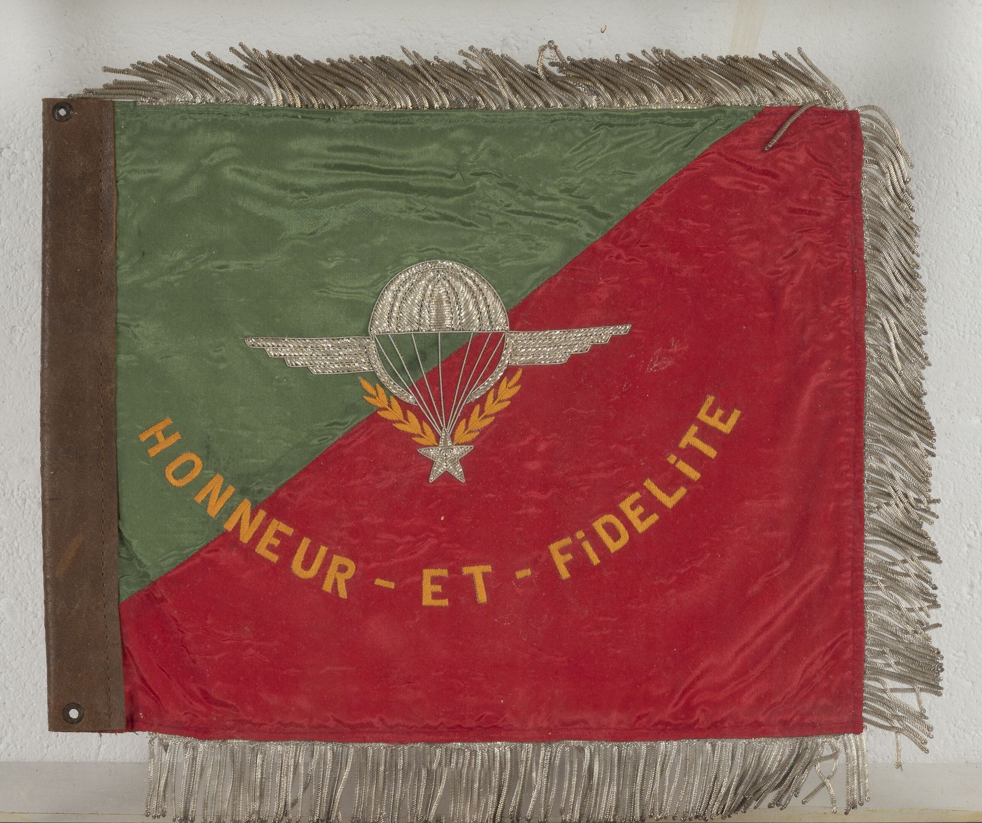 Fanion souvenir de la Compagnie Parachutiste- 3e R.E.I. 
Honneur et Fidélité. 
2&hellip;