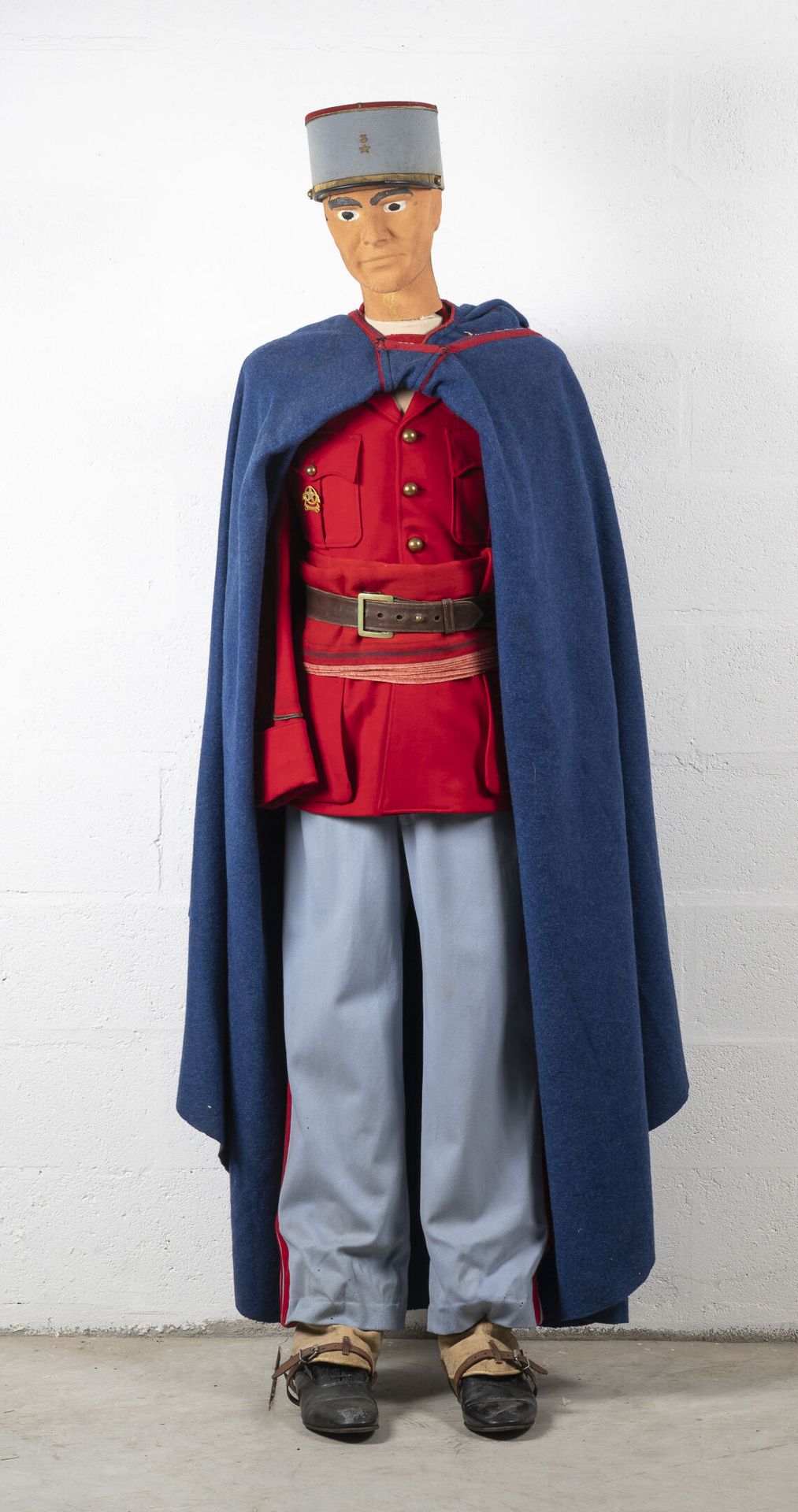 Null 摩洛哥第三军团少尉的模型，包括......。

皇家海军陆战队三等兵头盔，蓝色长袍（！），带有皇家海军陆战队三等兵徽章的红色外衣，军官皮腰带，蓝色布裤&hellip;