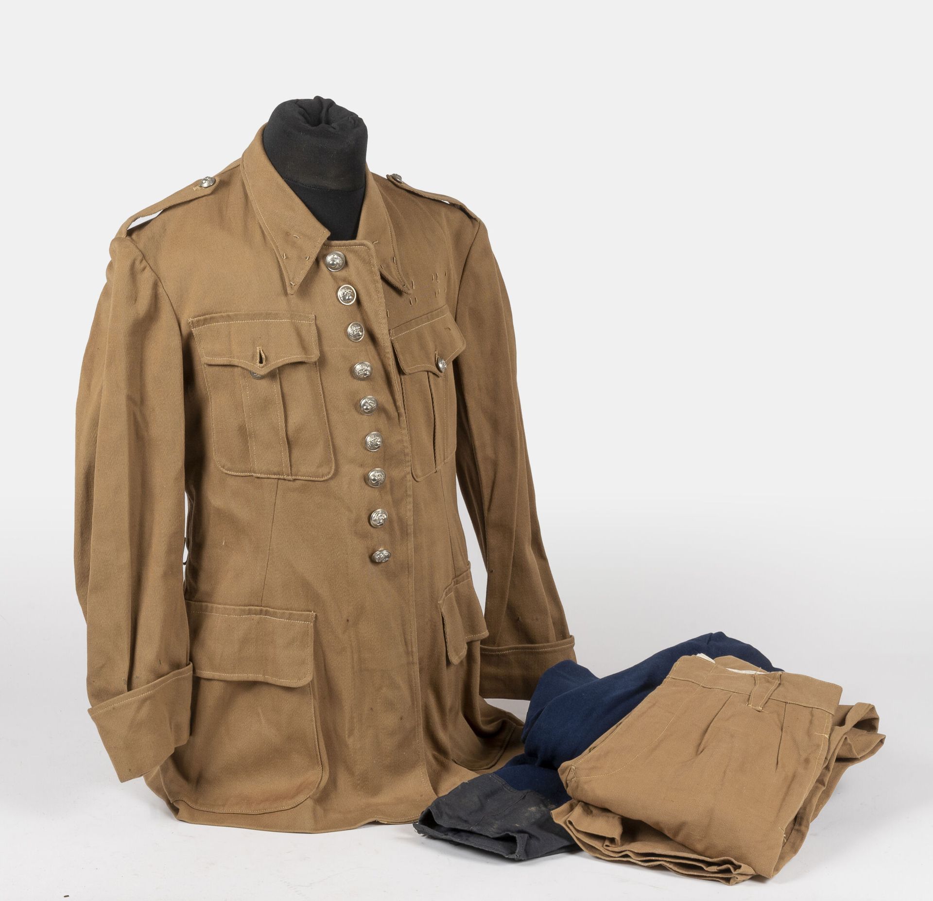 Null 宪兵制服，米色帆布的夏季服装，包括外套和带白色手榴弹按钮的长裤。

状况良好，附有一条摩托车宪兵的马裤。