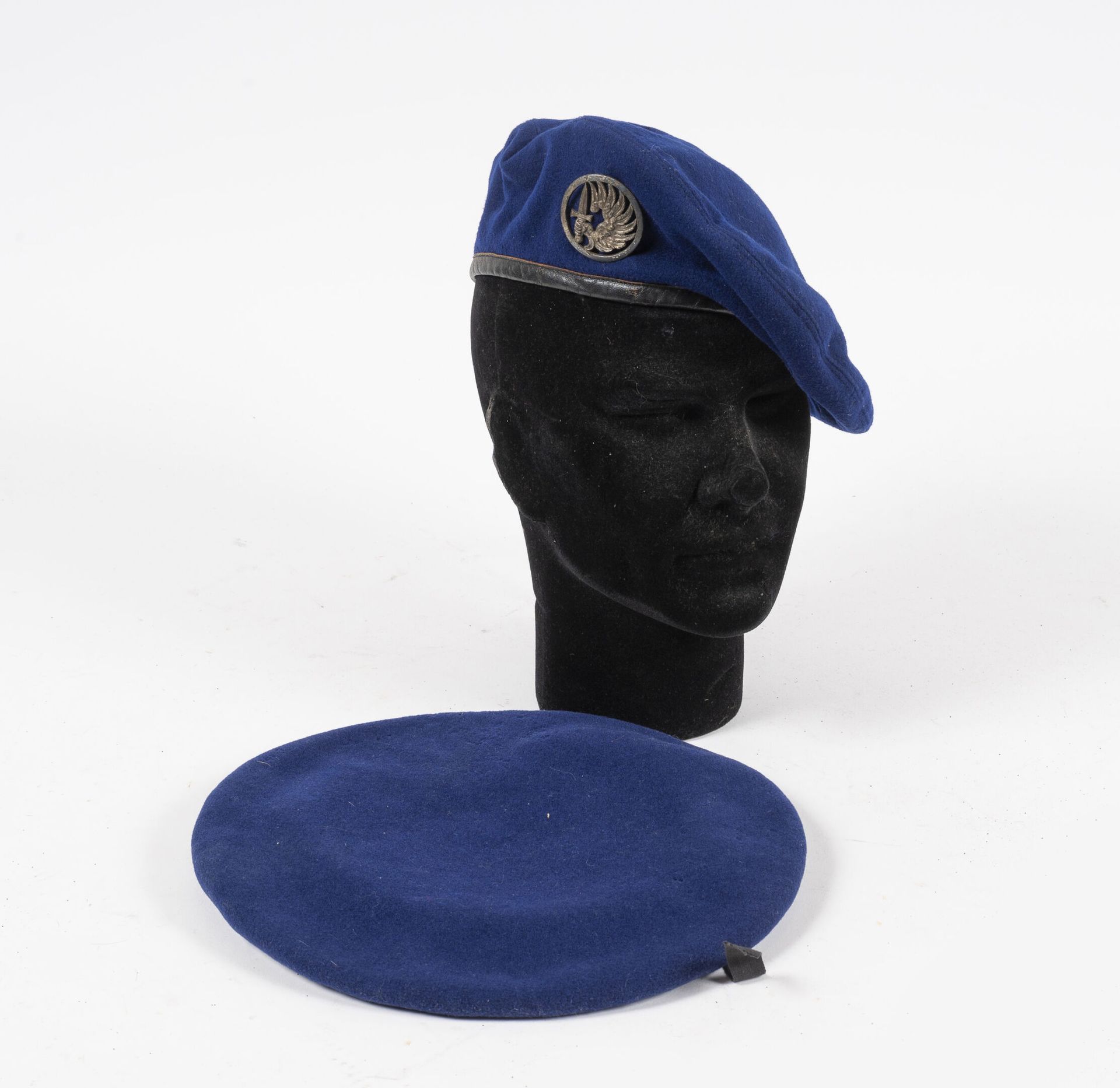 Null 一套2顶蓝色羊毛地铁跳伞员贝雷帽。

-一个由三部分组成的突击队模型，由Desfosses-Paris制作，带有徽章。

-一个伞兵轻骑兵模型，由Bl&hellip;