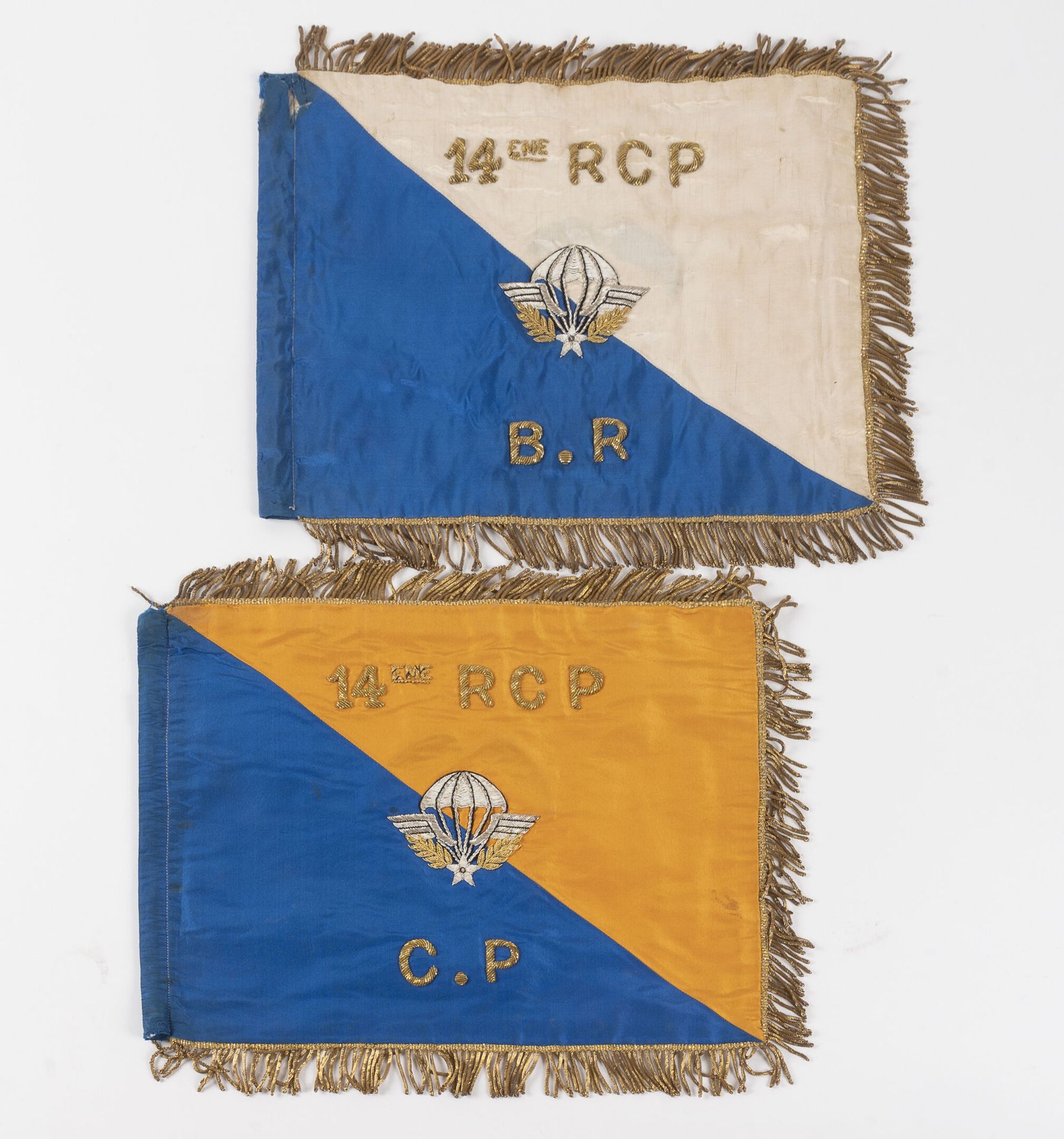 Null Juego de 2 banderines bordados del C.P. Y B.R. Del 14º R.C.P.

27 x 35 cm.