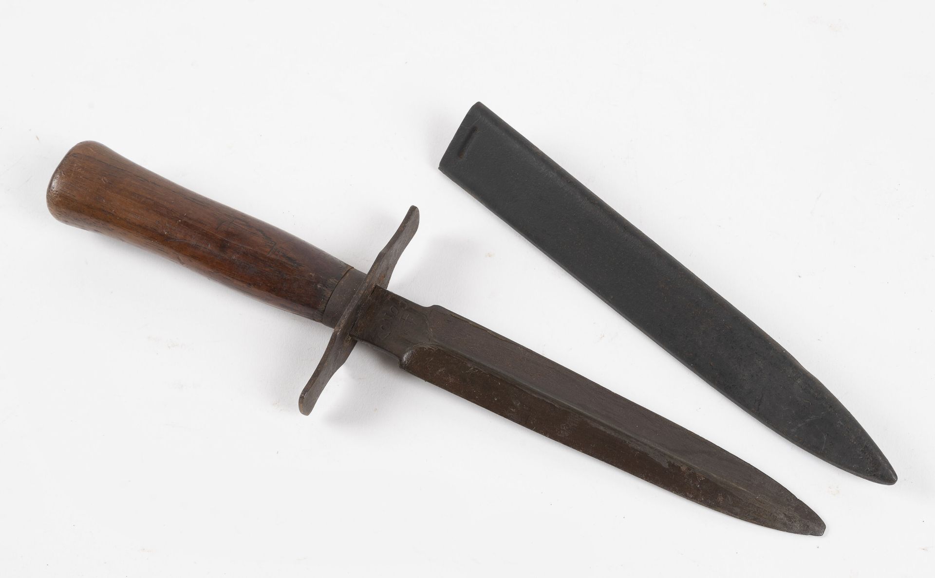 Null 匕首 "1870年的复仇者"。

刀片后跟标有 "Conon 41"。

木制手柄（有裂纹）。

刀片有两个钝边。

钢制刀鞘。