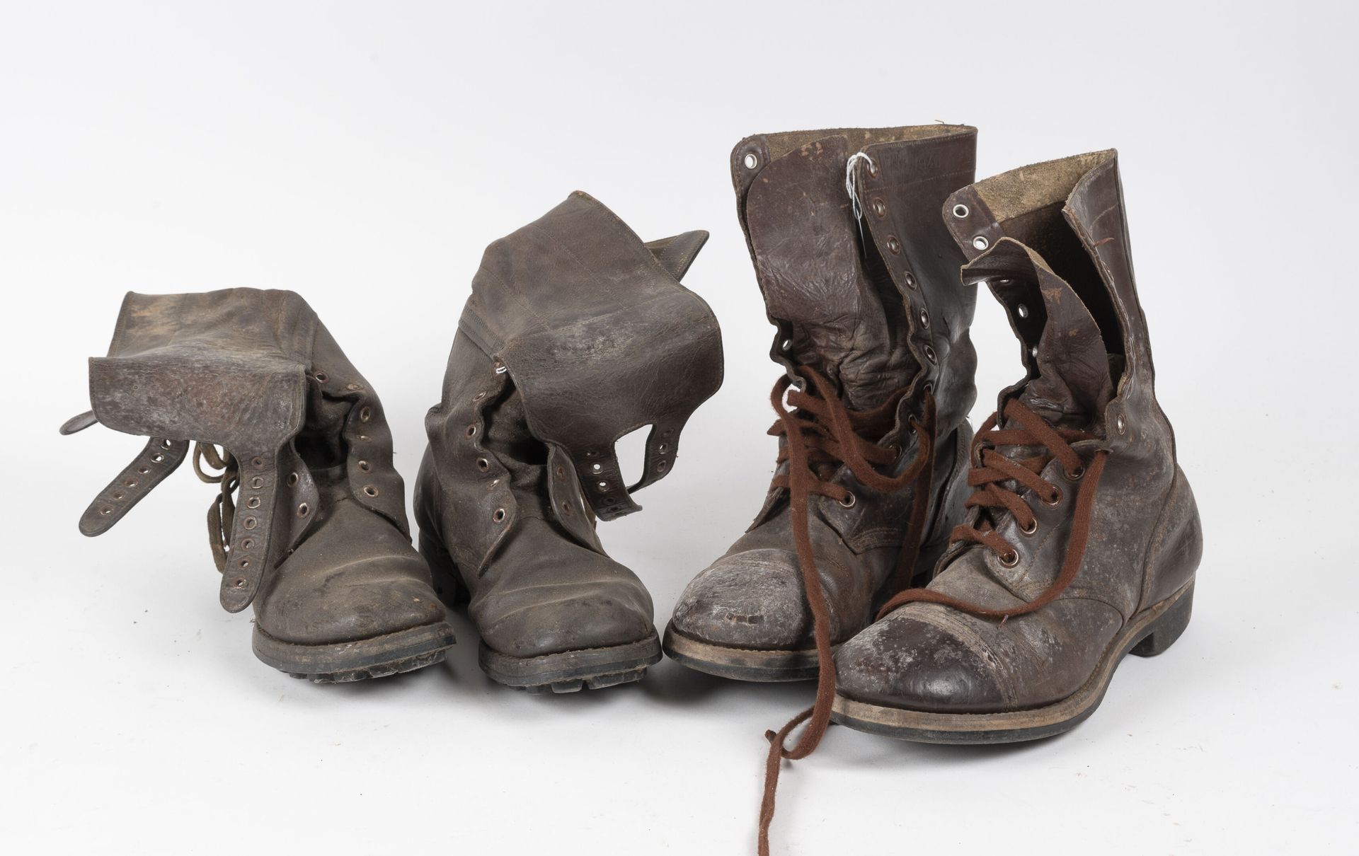 Null 一双红皮的美国行军靴和一双由法国军队翻新的美国带扣靴。

使用状况。