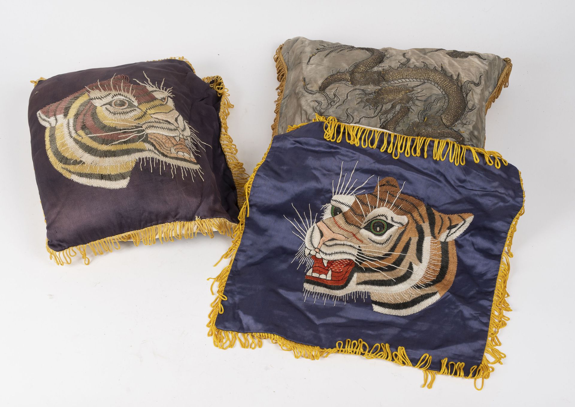 Souvenirs d'Indochine 一套2个刺绣靠垫套和一个龙虎头图案的桌巾。

1950s.

磨损和撕裂。