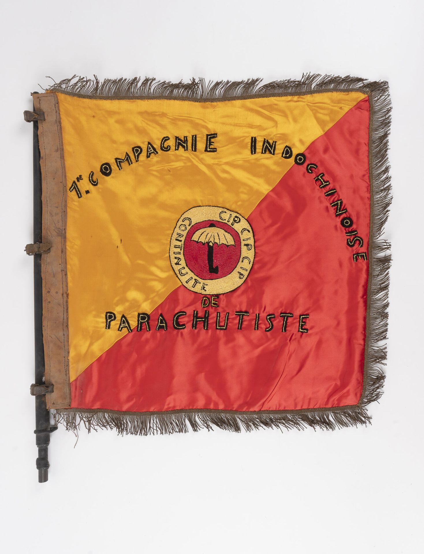 Grand fanion en soie brodée de la 1ère Compagnie Indochinoise de Parachutiste, m&hellip;