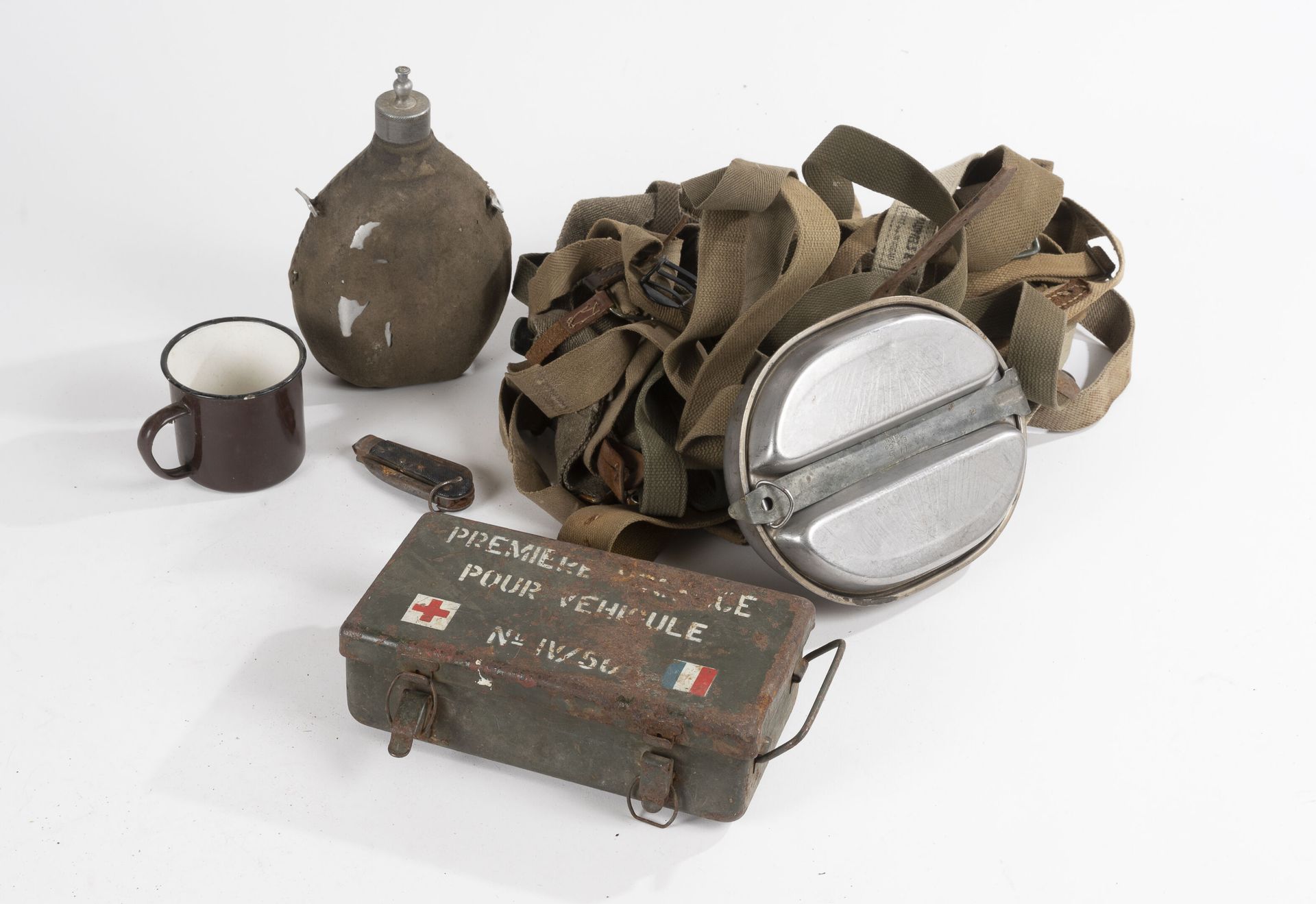 Null Lot of small equipment including :

-1 US canteen dated 1944.

-1 Jack Knif&hellip;