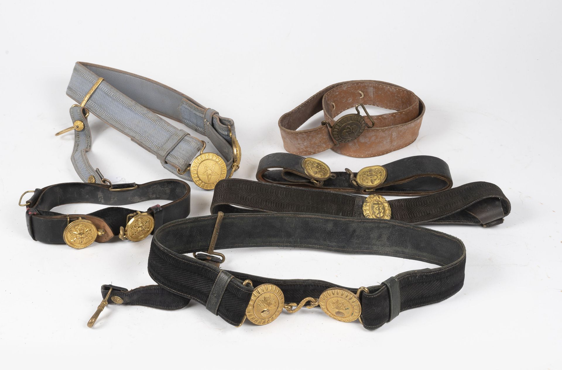 Null 一套6条带铜扣的皮带，用于出口制服和制服31，包括步兵、卫生服务、海军、火车、RTM。