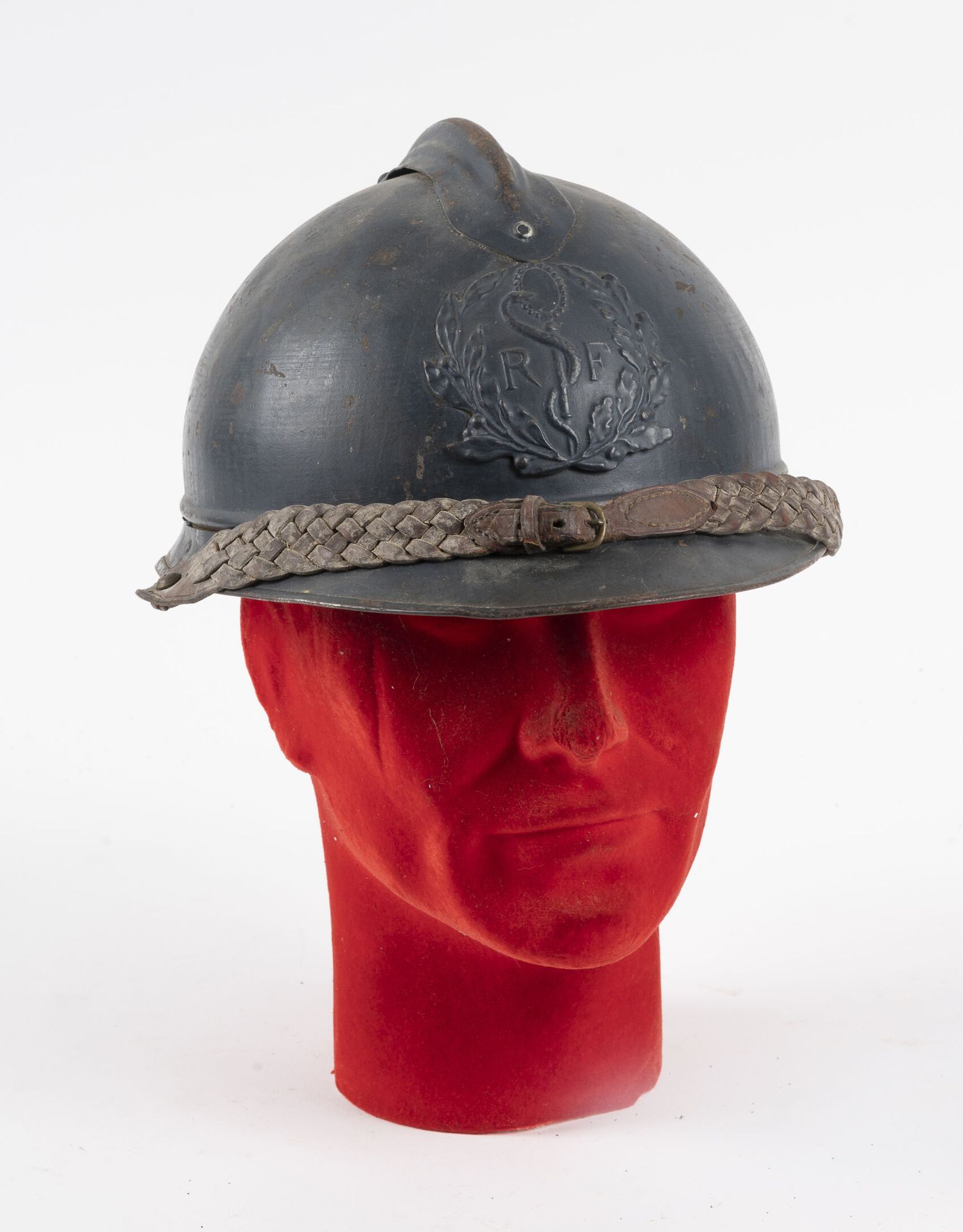 Null 阿德里安1915年型号的医务人员头盔，带有编织的皮革下巴。

完整，状况相当好。

小震荡。