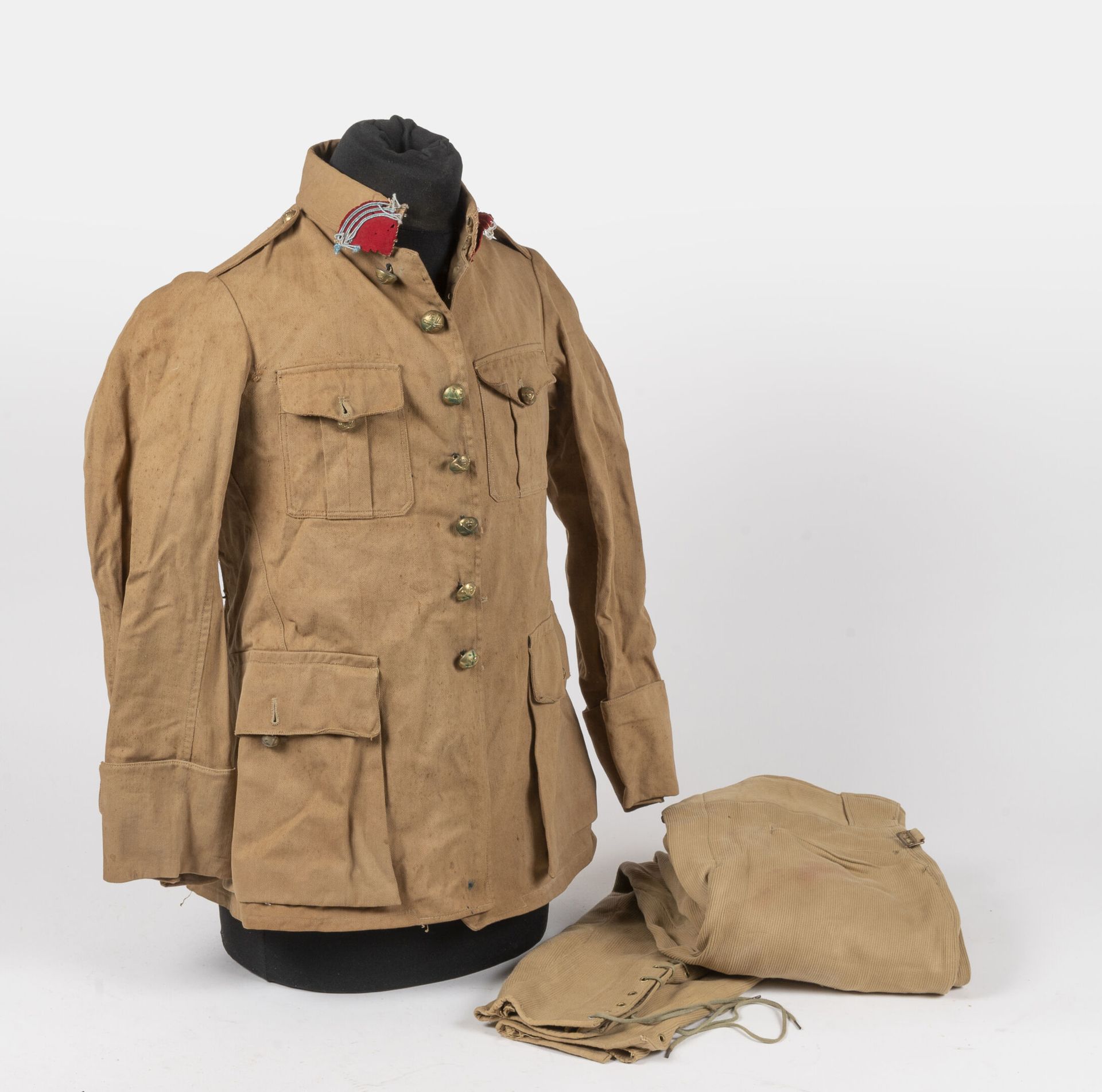 Null 米色帆布炮兵夹克，领口无号码，有炮兵扣。

附有一双米色灯芯绒马裤。