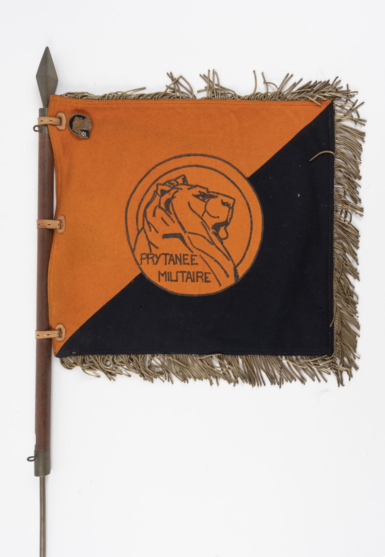 Null 蓝色和橙色布的Prytanée Militaire旗帜，挂在木质和铜质旗杆上。

带有Prytané-Augis-Lyon的珐琅徽章。

36 x 4&hellip;