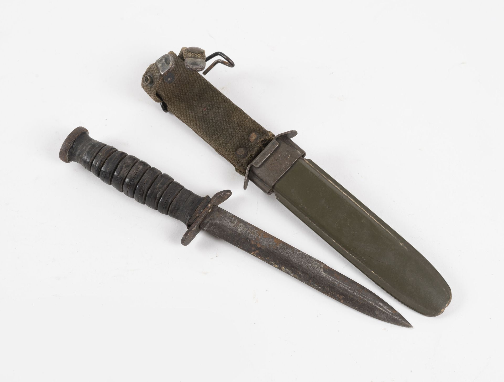 Null US M3 dagger. 

Leather handle, Utica mark on the blade.

Slight oxidation.&hellip;