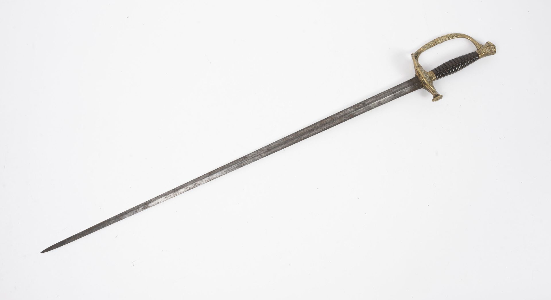 FRANCE, Monarchie de Juillet (1830-1848) 参谋人员的剑，1817年的型号。

棕色牛角制成的锭子，带有牛角。

鎏金黄铜&hellip;