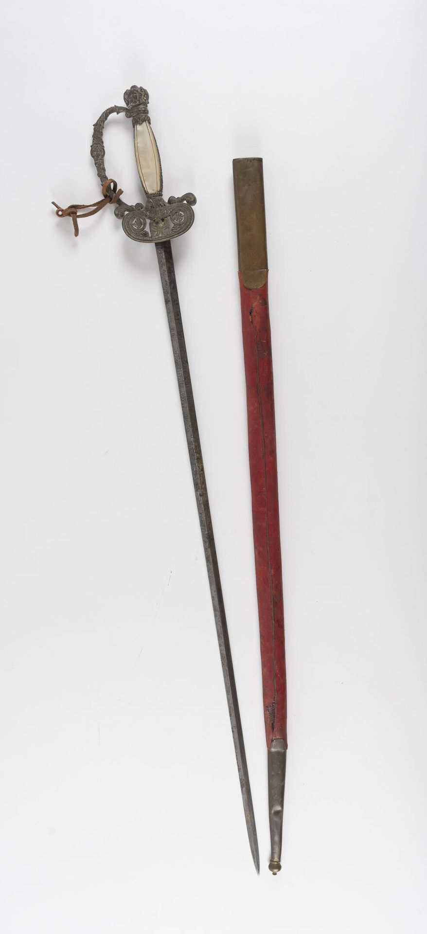 Épée de ville, poignée en bronze ciselé et ajouré à plaquettes en nacre et corne&hellip;
