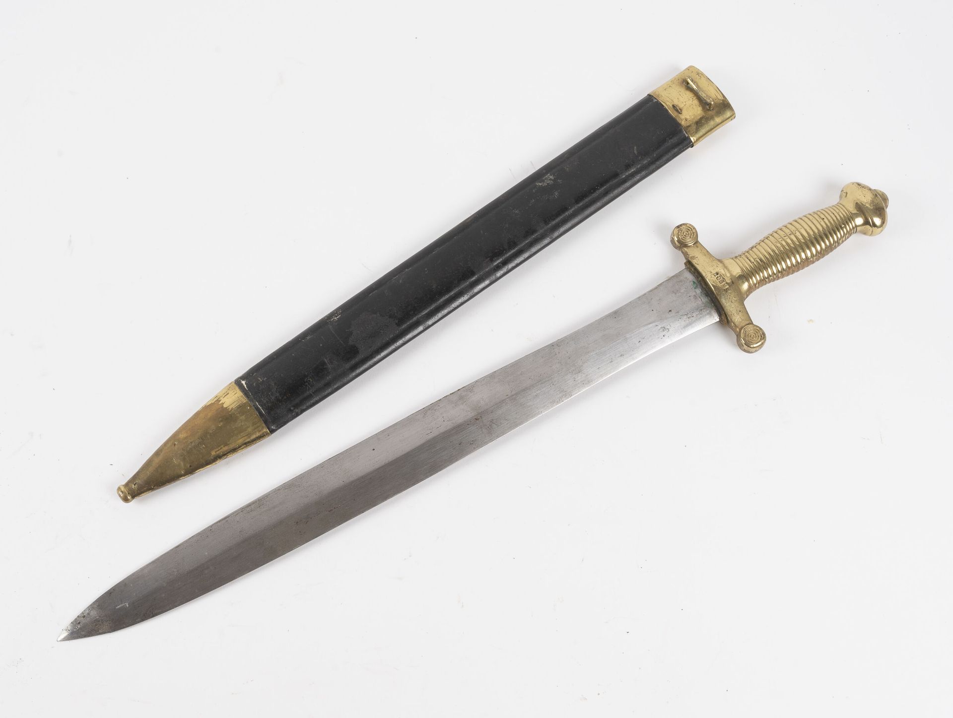 Null Glaive 1831型。

一件式铜质手柄。

刃口上有日期：Lebat 1832。

铜质皮制刀鞘，编号相同。