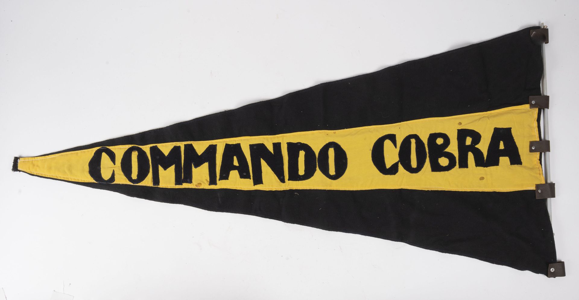 Null Grande flamme « Commando Cobra - Furieux » en tissu jaune et drap noir 54 x&hellip;