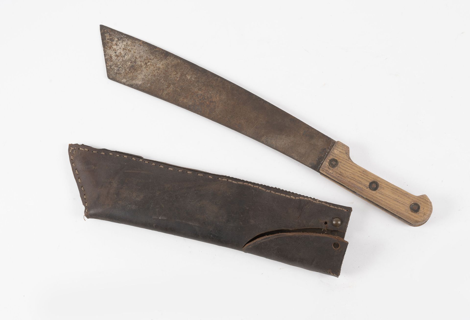 Null 铆接木柄的步枪手切割器。

标有Carette et Cie的钢刀。巴黎1916年（氧化）。

配有手工制作的皮革刀鞘。