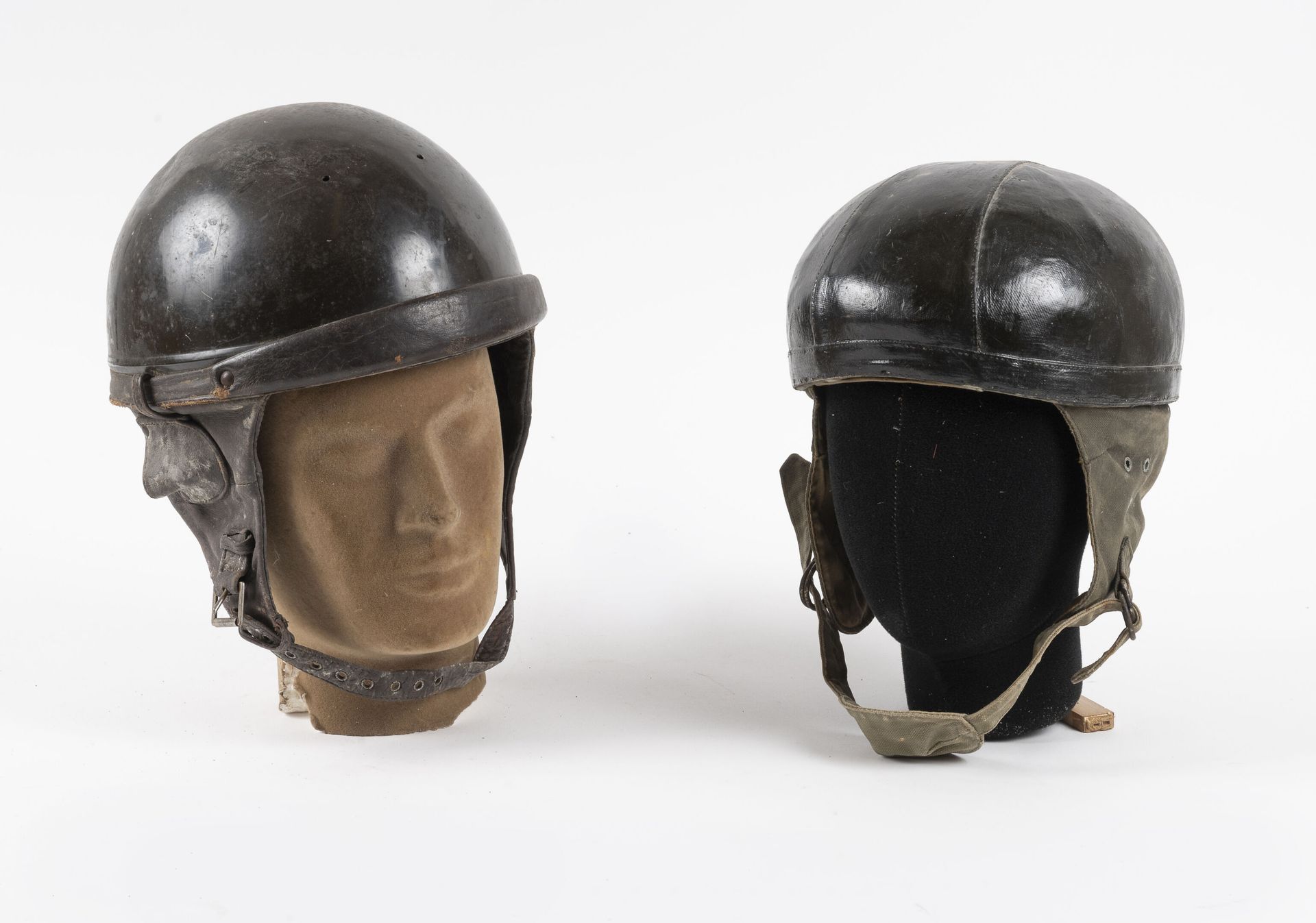 Null Lot of 2 helmets:

-One of Guéneau type covered with black coated canvas.

&hellip;