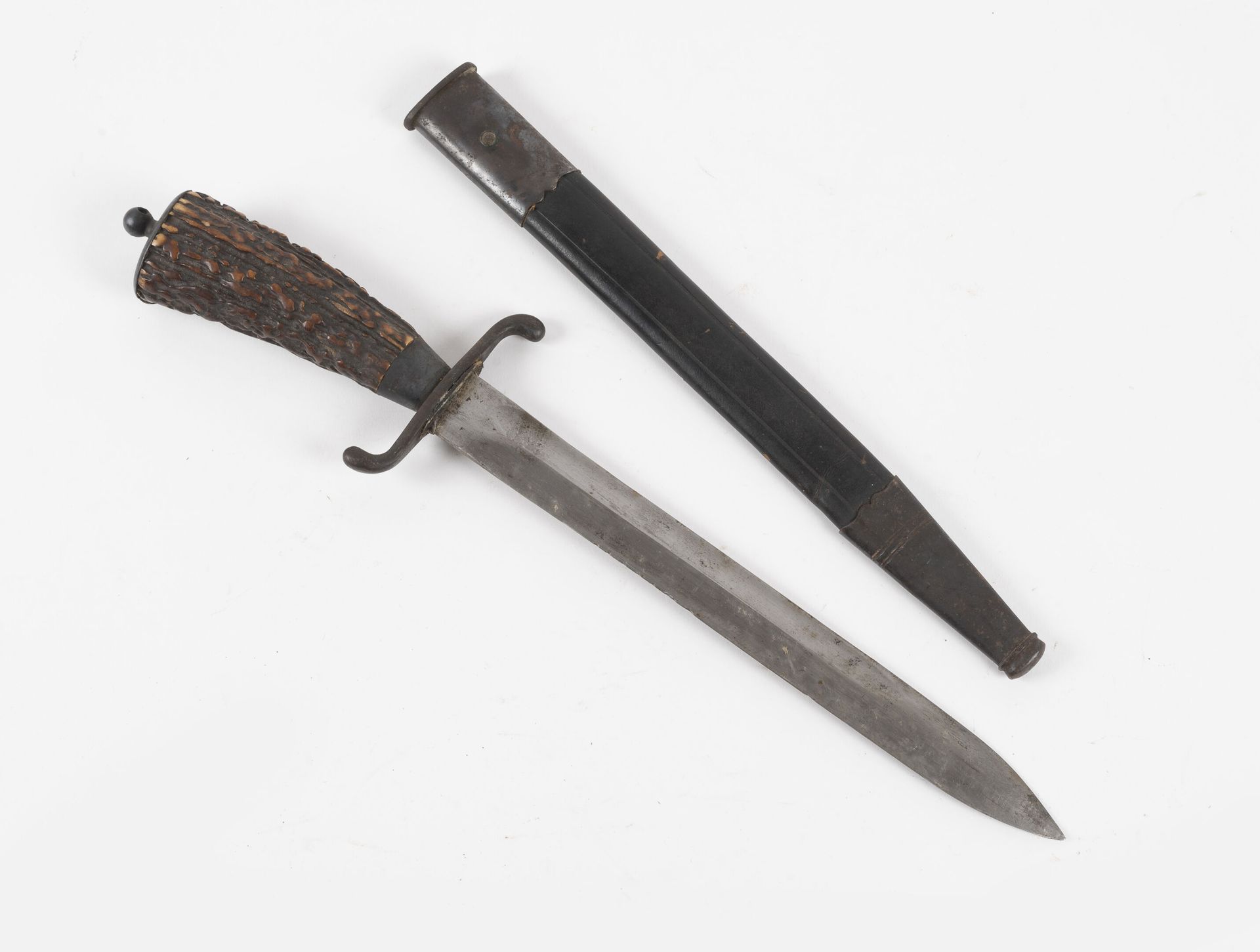 Important couteau de chasse allemand. 
Poignée en bois de cerf. 
Lame marquée au&hellip;