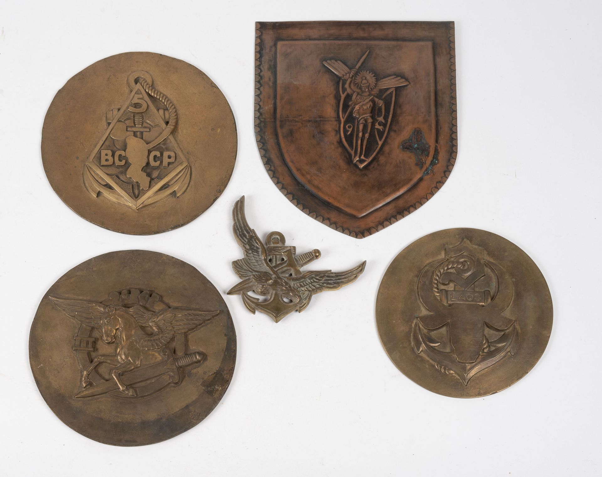 Null Set of 4 medallions and an emblem in bronze or brass with regimental insign&hellip;