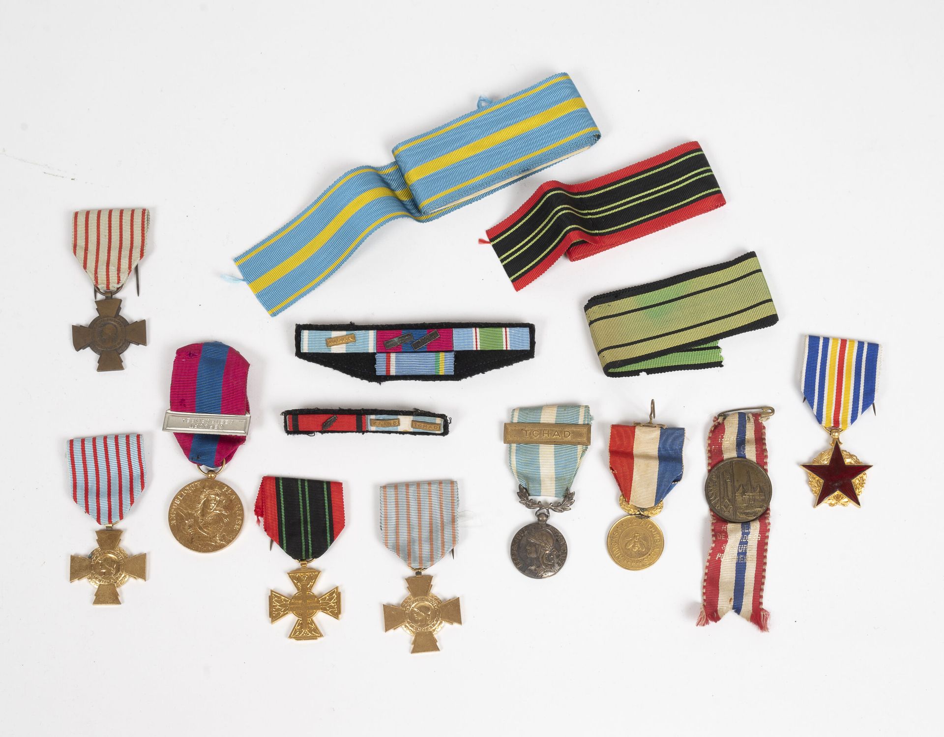 Null Lot de 8 décorations militaires dont médaille d'Outre-mer, médaille des ble&hellip;
