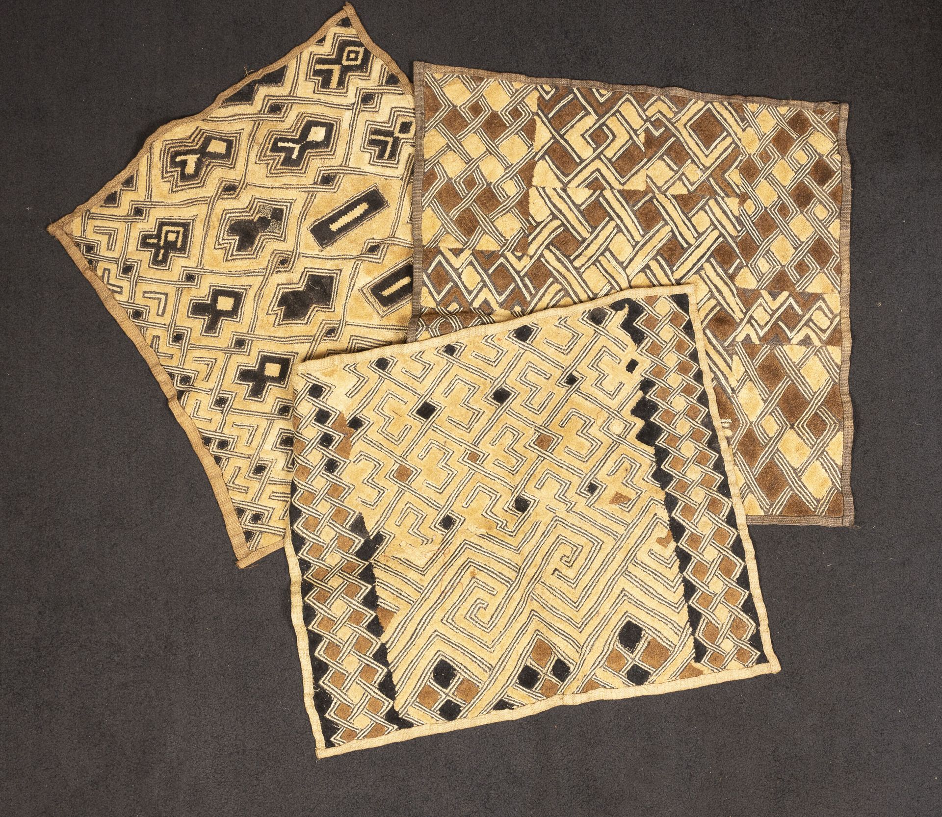 KUBA, République du Congo Lot de trois shoowa carrés en raphia, brodés de motifs&hellip;