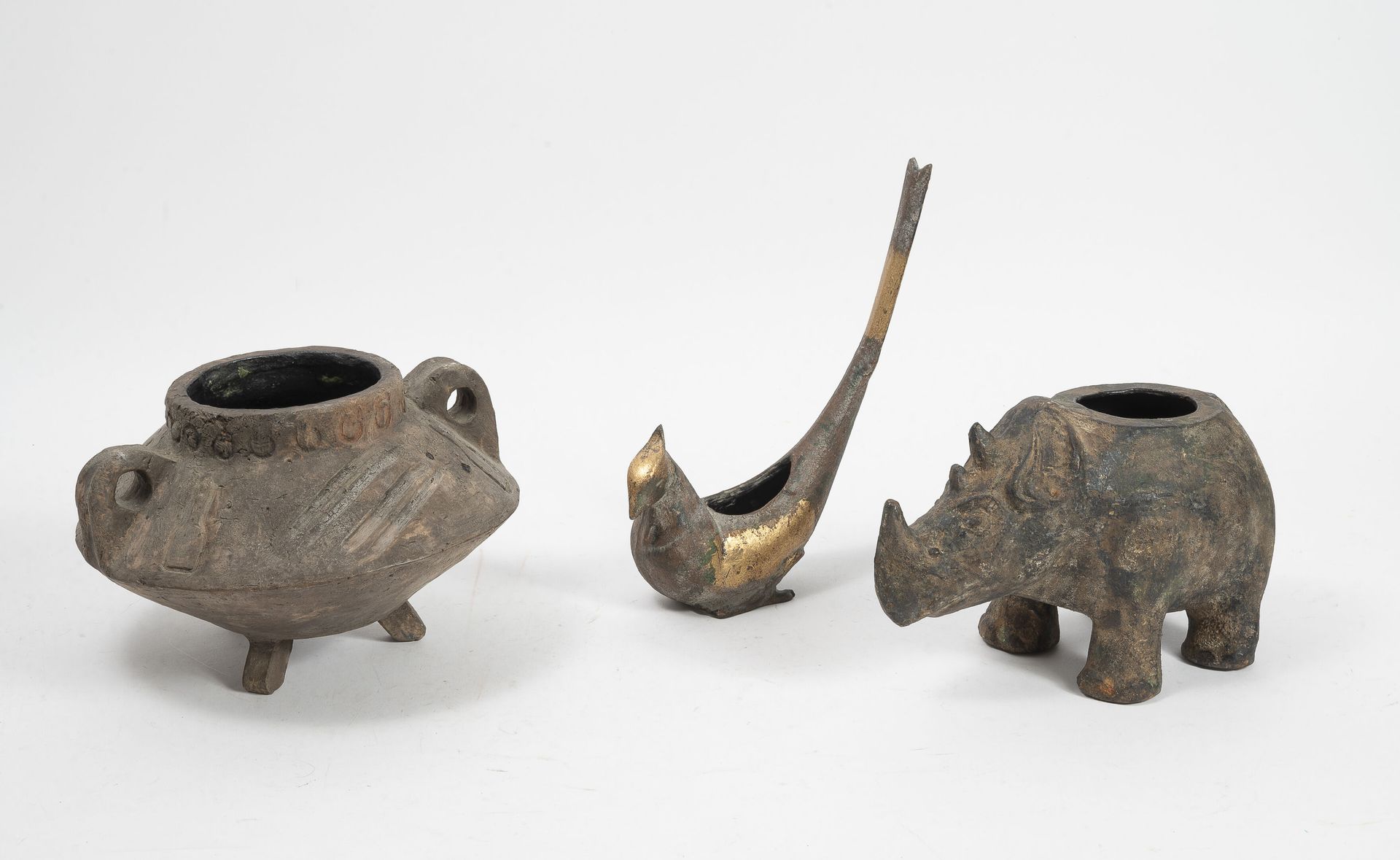 CHINE et DIVERS 一批赤土和铸铁的骨灰盒，代表:

- 一只犀牛。

H.14厘米。

- 一只鸟。

H.23厘米。

- 一个有两个把手的三脚&hellip;