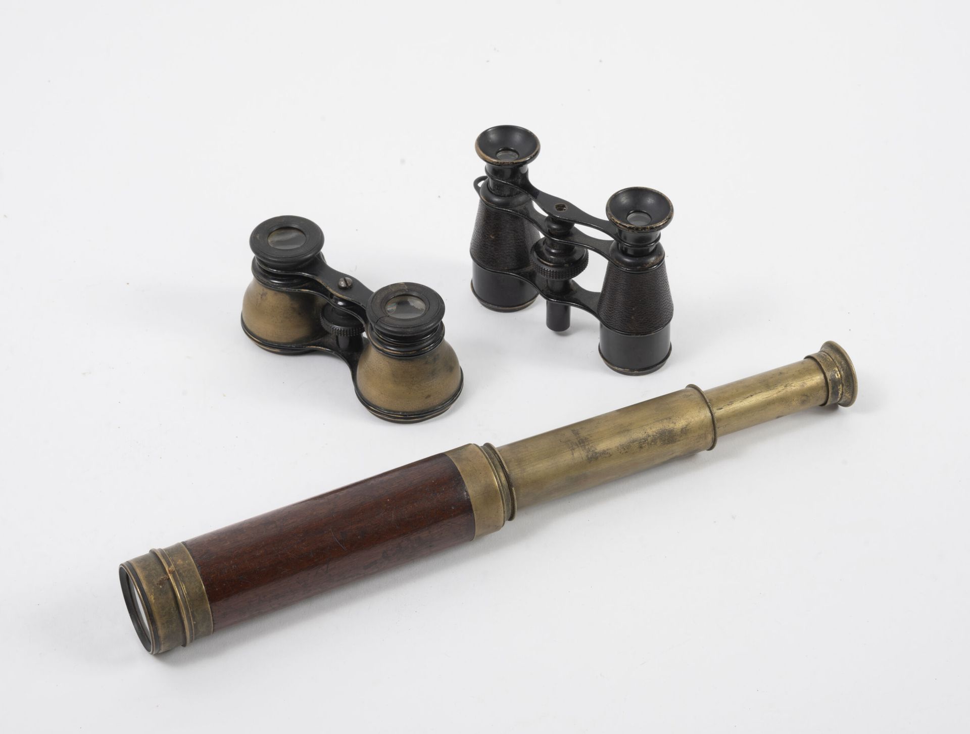 EUROPE, XXème siècle - Small spyglass in brass and mahogany.

Deployable in four&hellip;