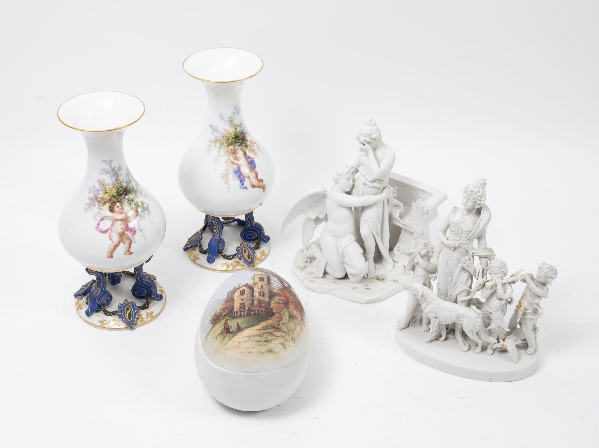 Null MANNETTE

- Une paire de vases en porcelaine blanche à décor polychrome d'a&hellip;
