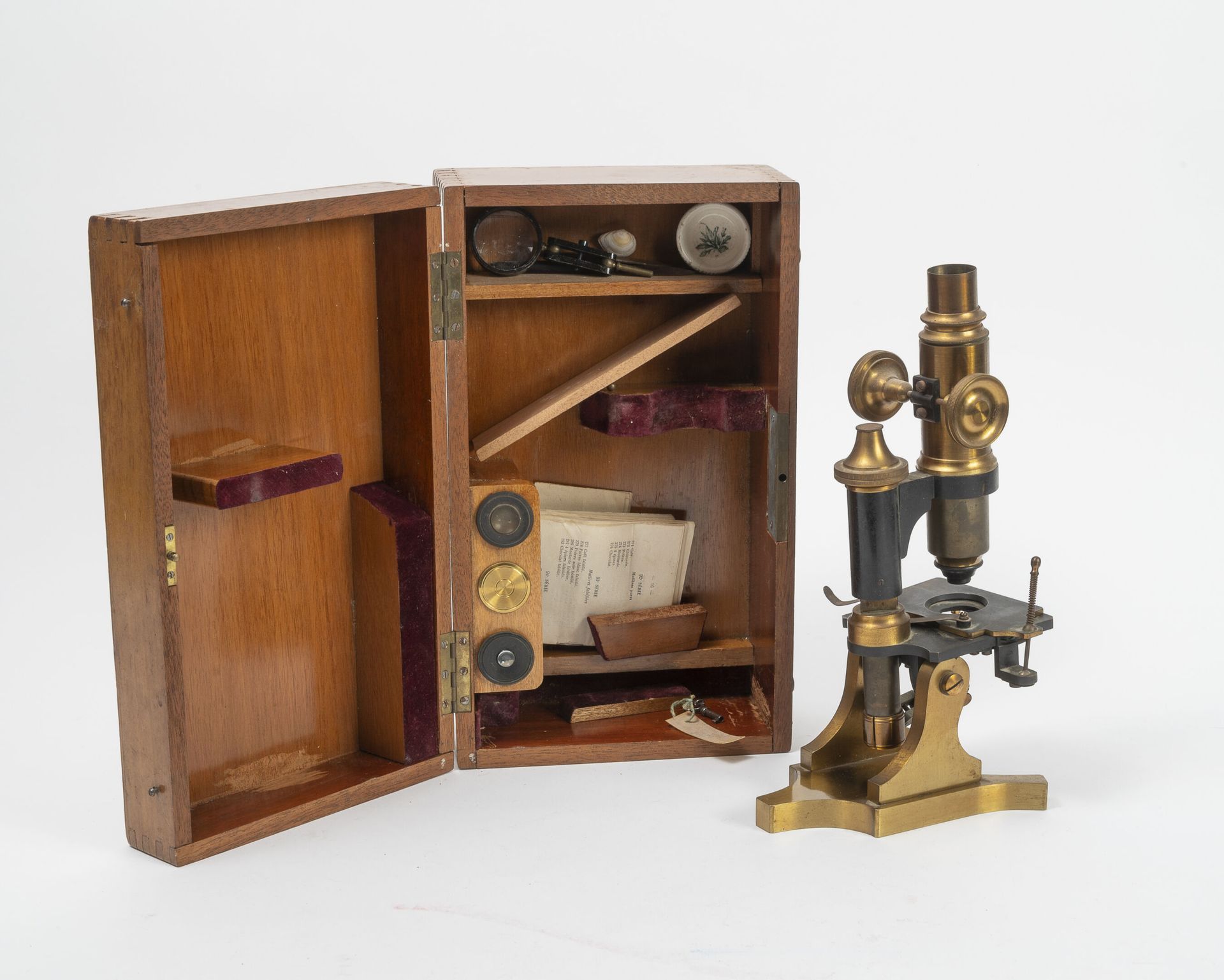 PRÉPARATIONS MICROSCOPIQUES Brass microscope, partially patinated, with two eyep&hellip;