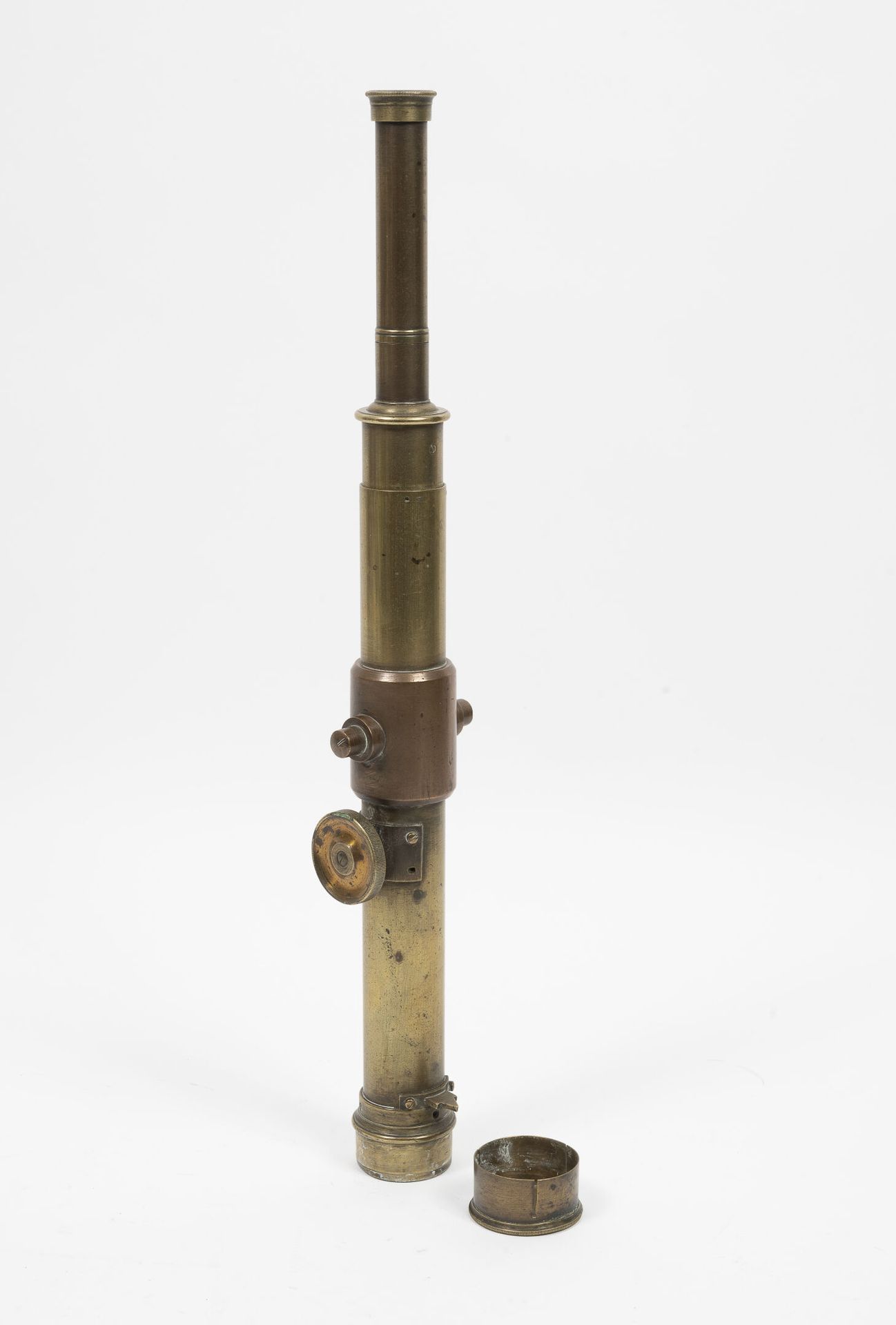 EUROPE, fin du XIXème siècle 黄铜和铜制小望远镜主体，带有横向调节轮。

未签署。

长度：40厘米。

没有底座。

刮痕、磨损和&hellip;