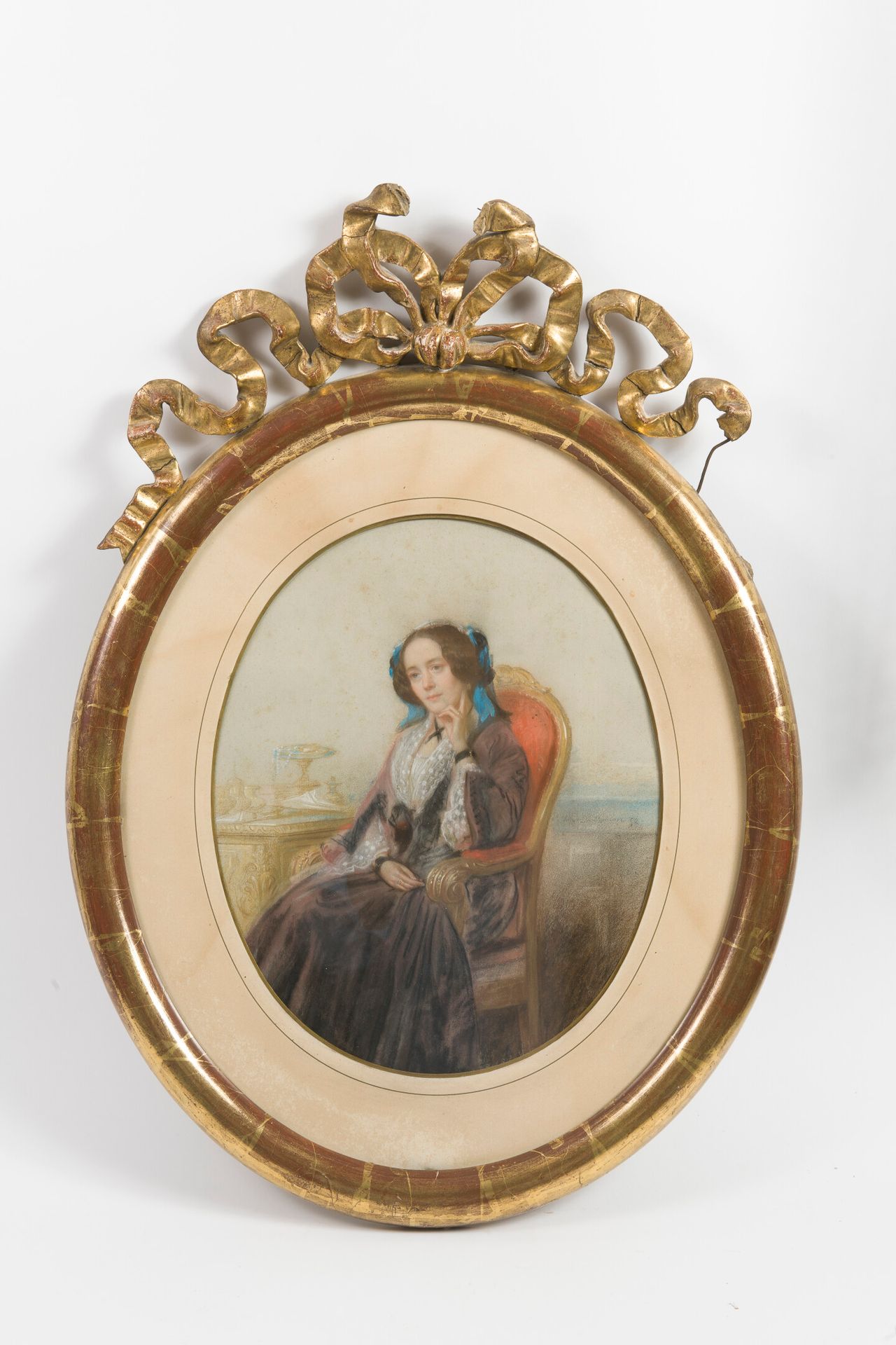 ECOLE FRANCAISE DU MILIEU DU XIXème SIECLE 一个坐着的女人的肖像。

纸上粉笔画，有椭圆形的视图。

47 x 36厘&hellip;